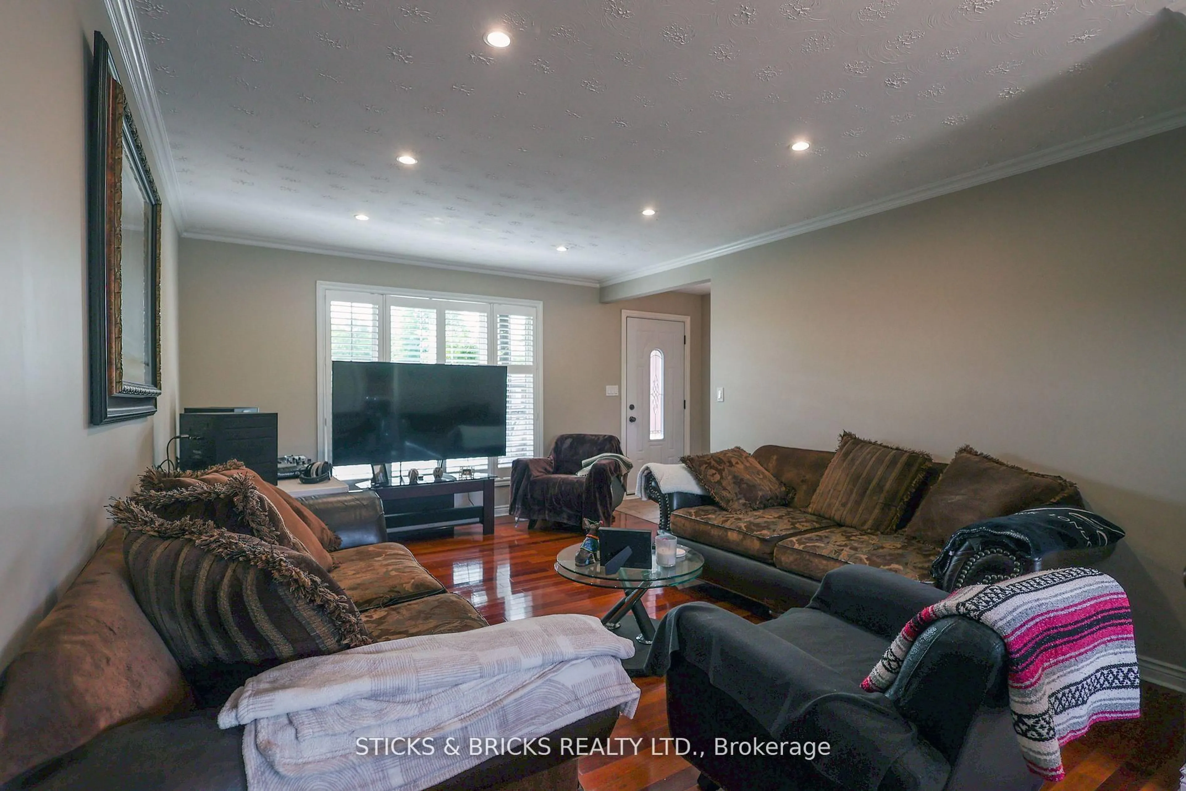 Living room with furniture, unknown for 8238 Lexington Crt, Niagara Falls Ontario L2H 1W4