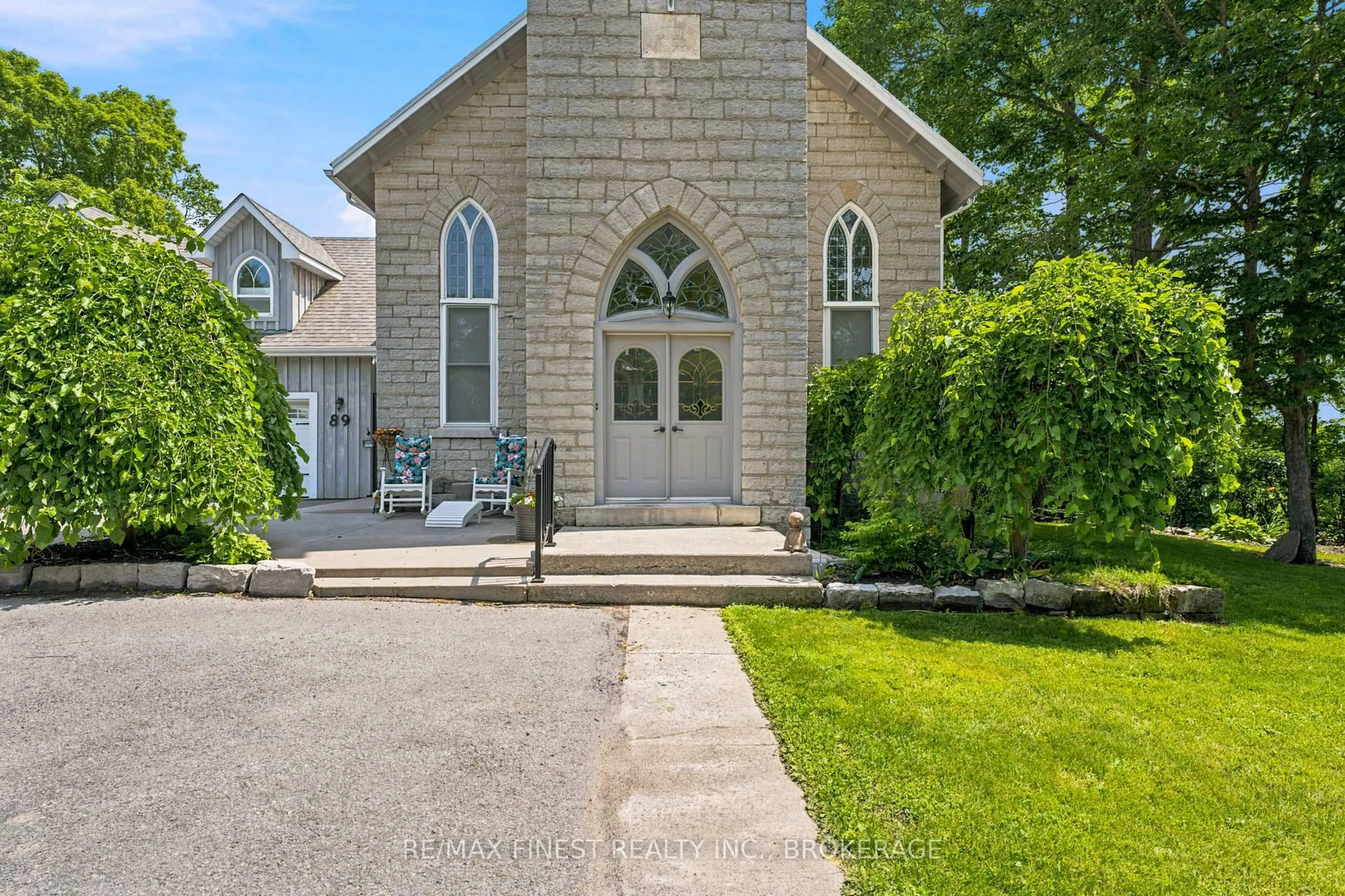 Indoor foyer for 89 Finlay St, Plantagenet Ontario K7R 3L2