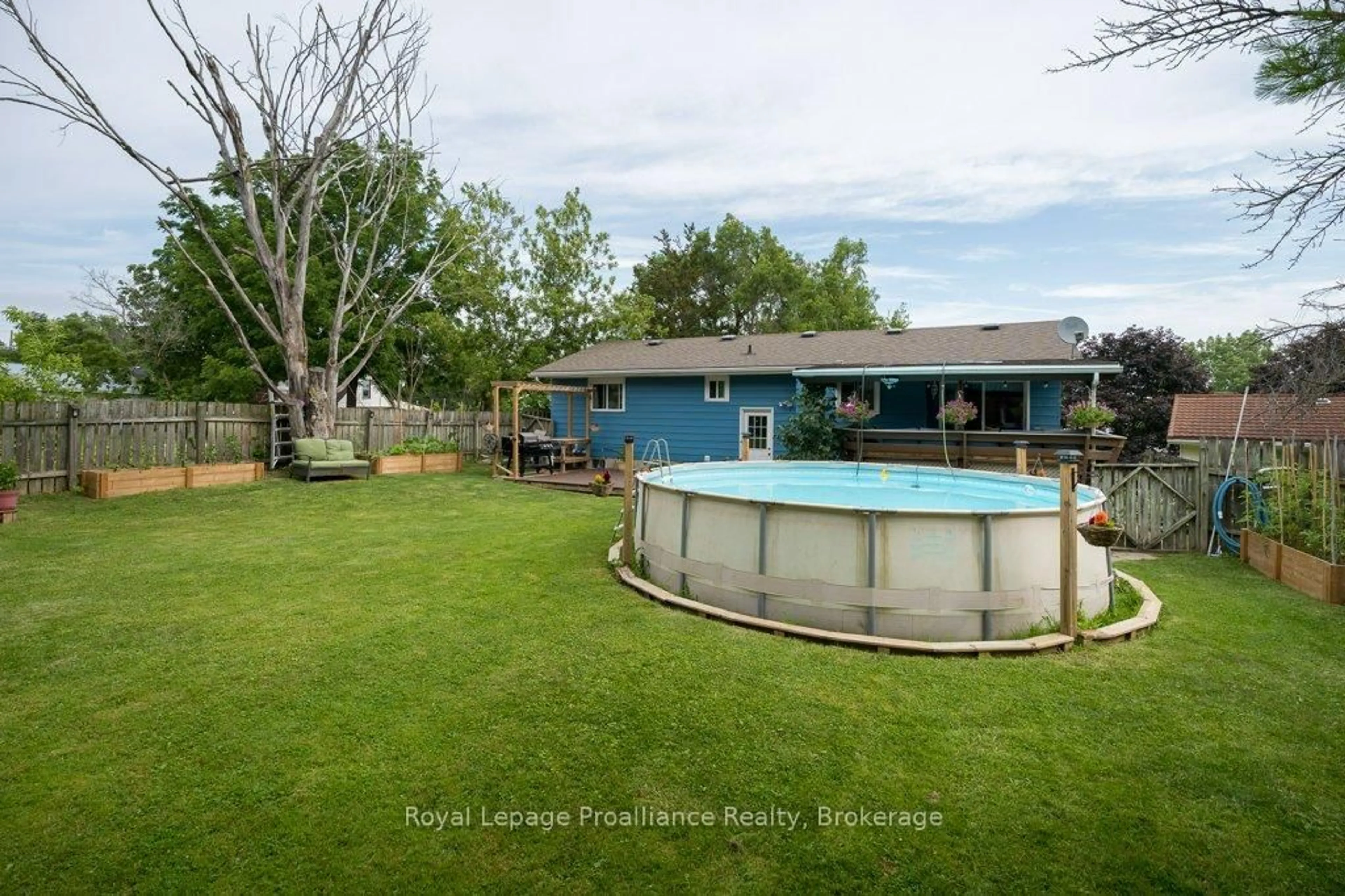 A pic from outside/outdoor area/front of a property/back of a property/a pic from drone, water/lake/river/ocean view for 92 Wallbridge Cres, Belleville Ontario K8P 1Z4