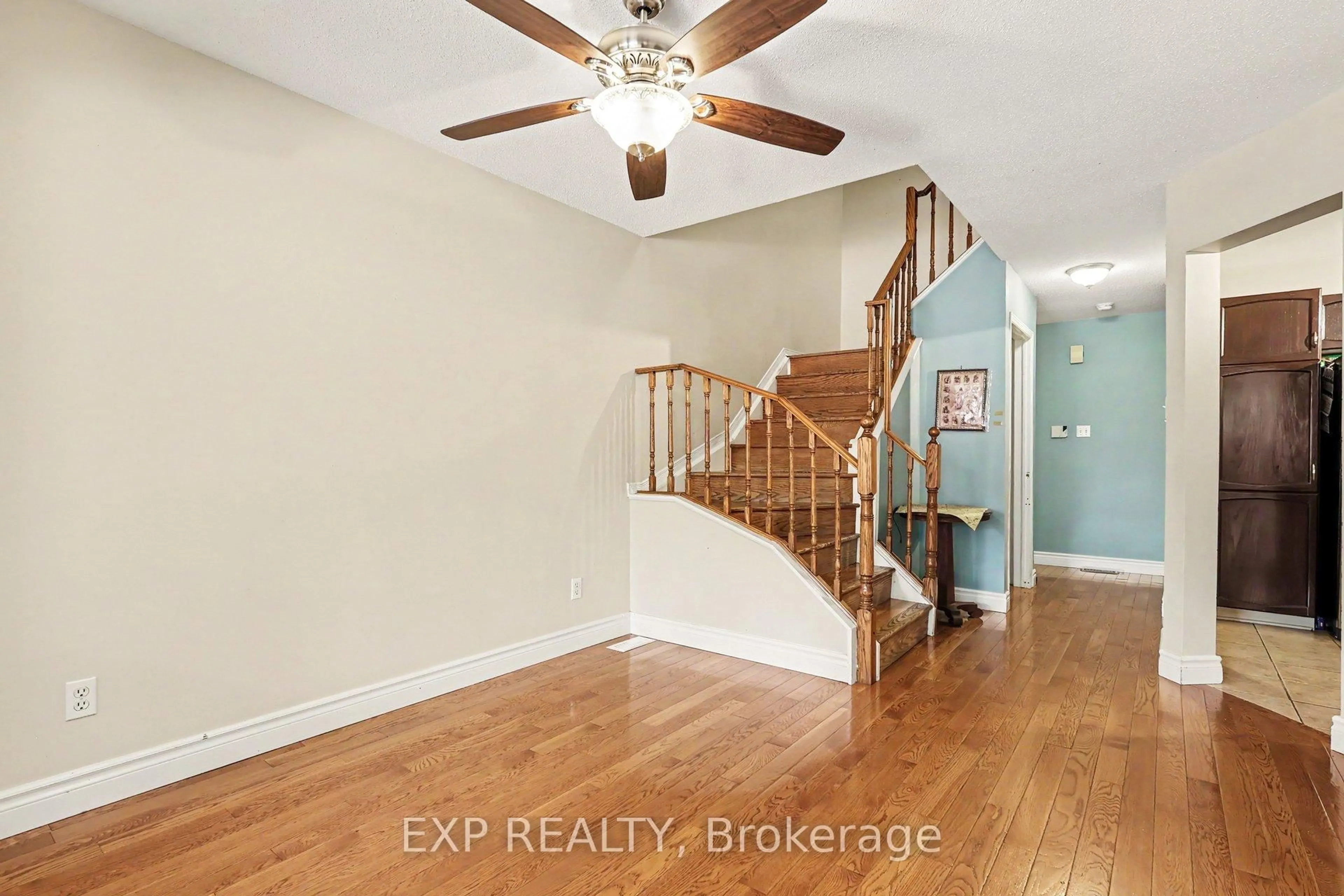 Indoor entryway for 86 Scarlet Crt, Ottawa Ontario K1T 3R6