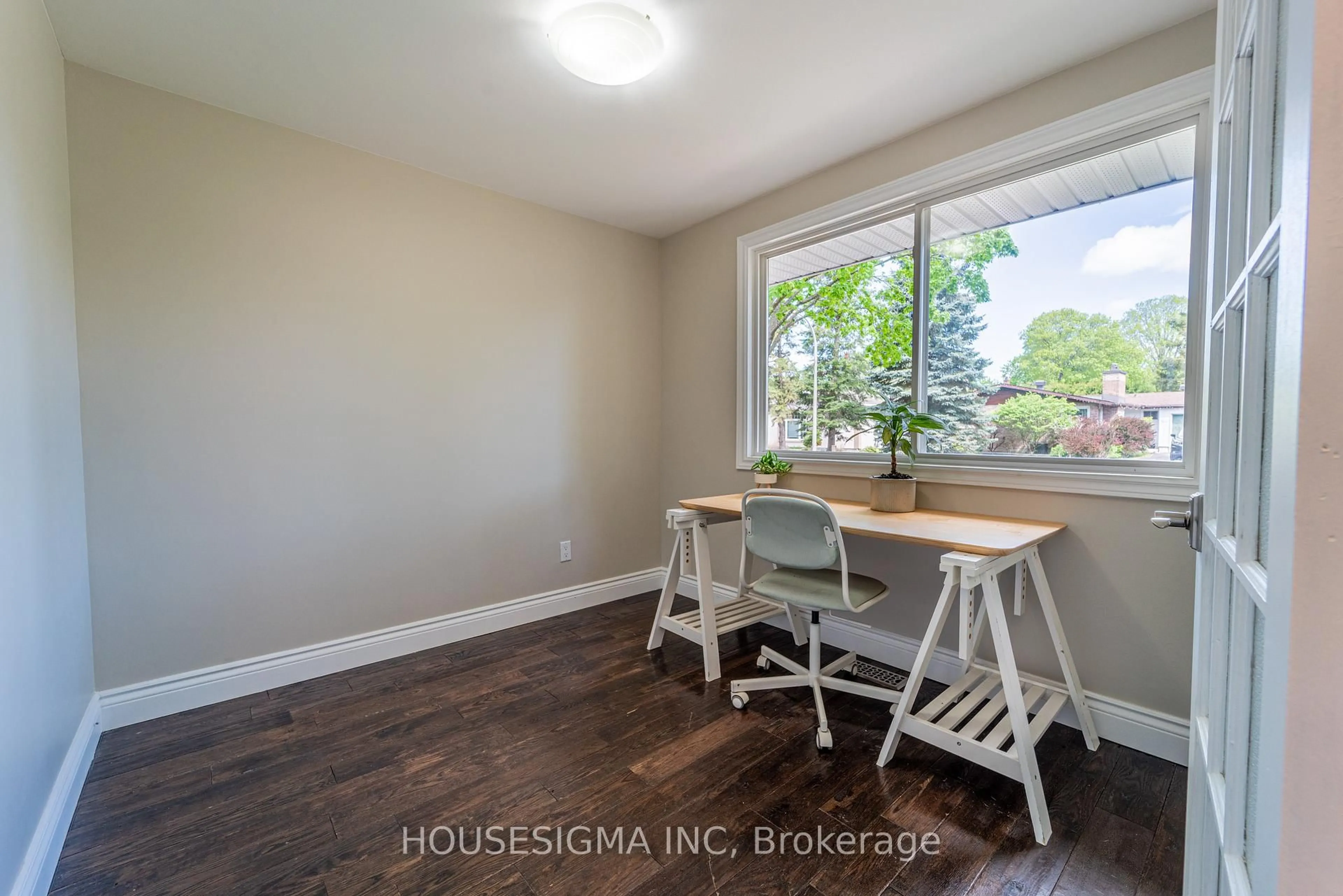 A pic of a room for 2032 Kings Grove Cres, Ottawa Ontario K1J 6G1