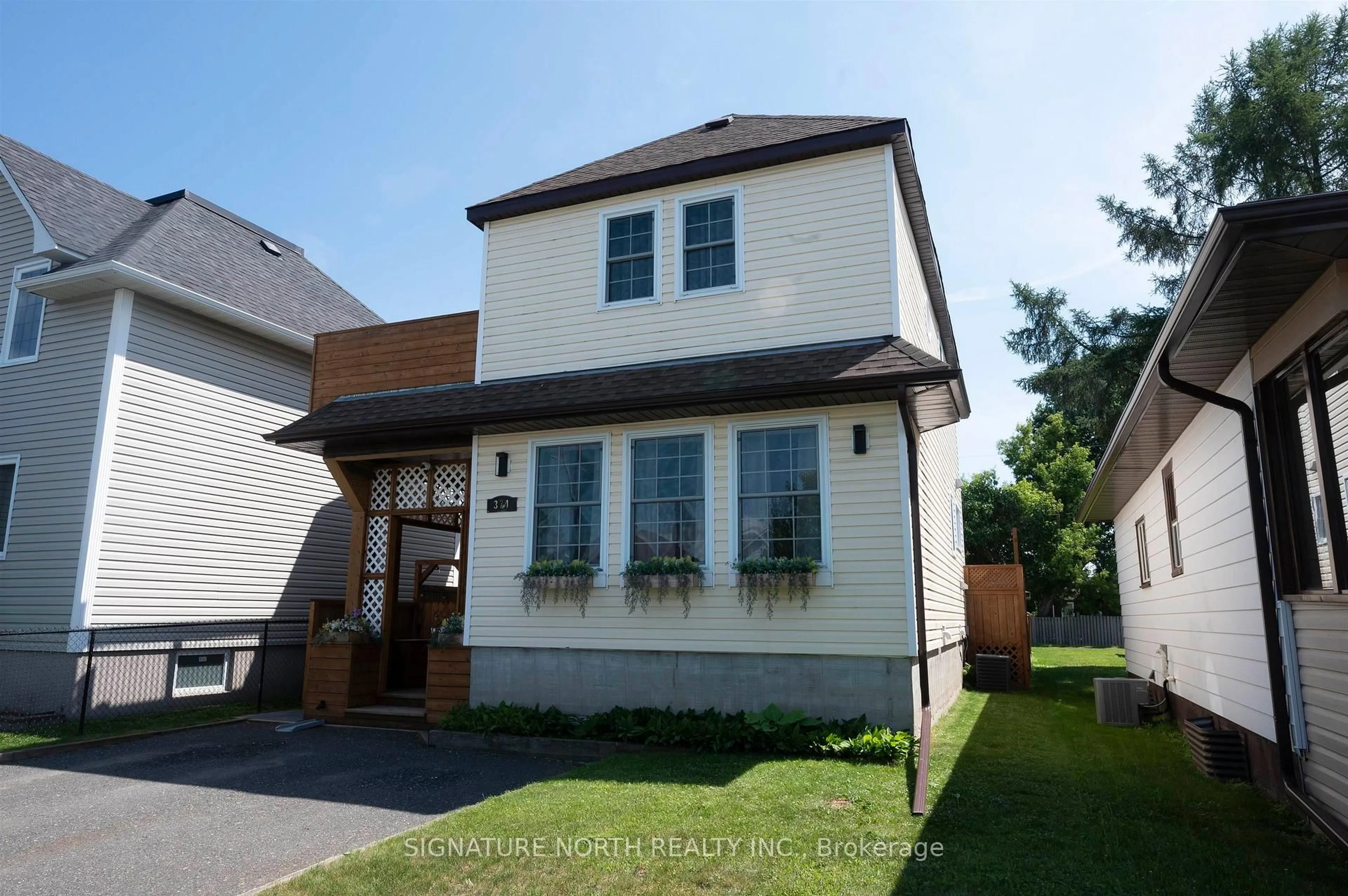 Home with vinyl exterior material, street for 374 Mary Street East, Thunder Bay Ontario P7E 4J9