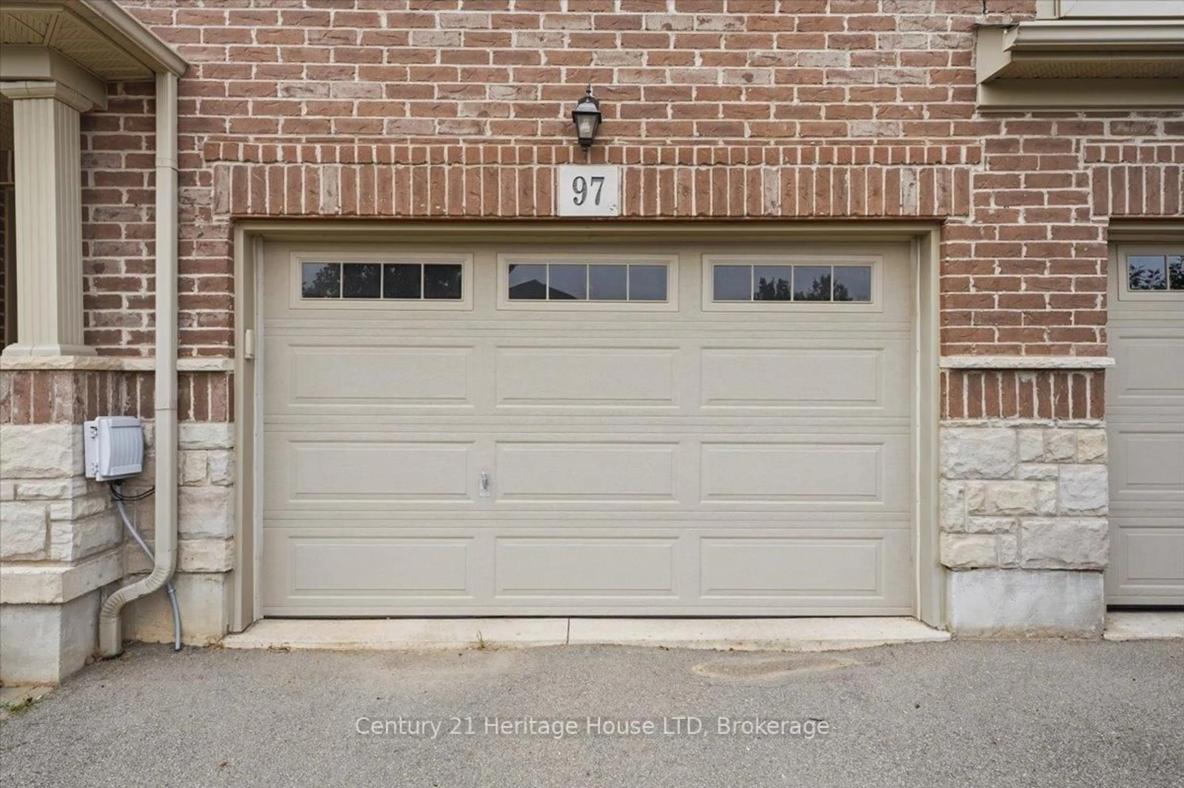 Indoor garage for 97 Abbott Pl, Pelham Ontario L0S 1E5