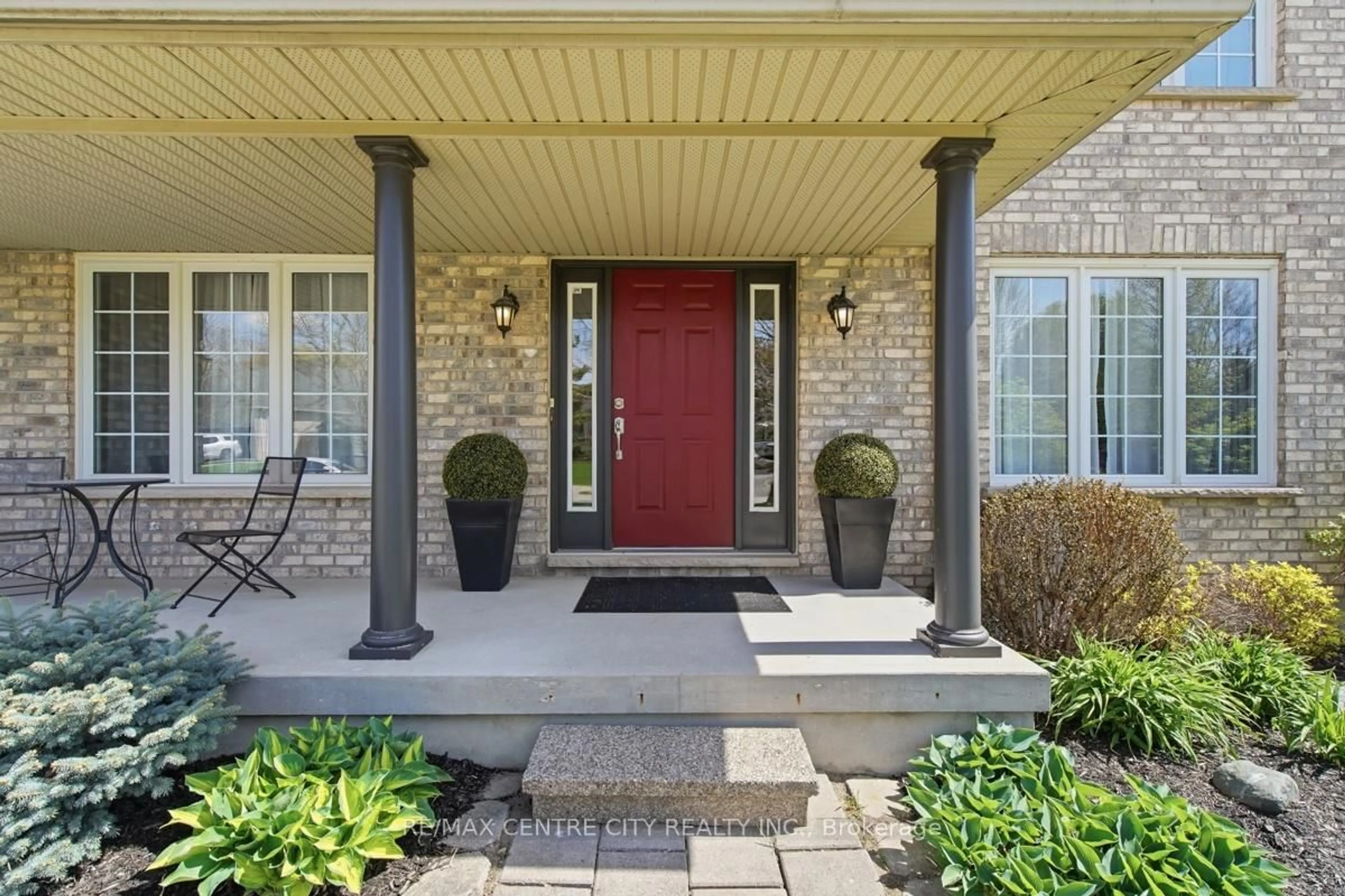 Indoor entryway for 6 Trillium Crt, Middlesex Centre Ontario N0M 2A0