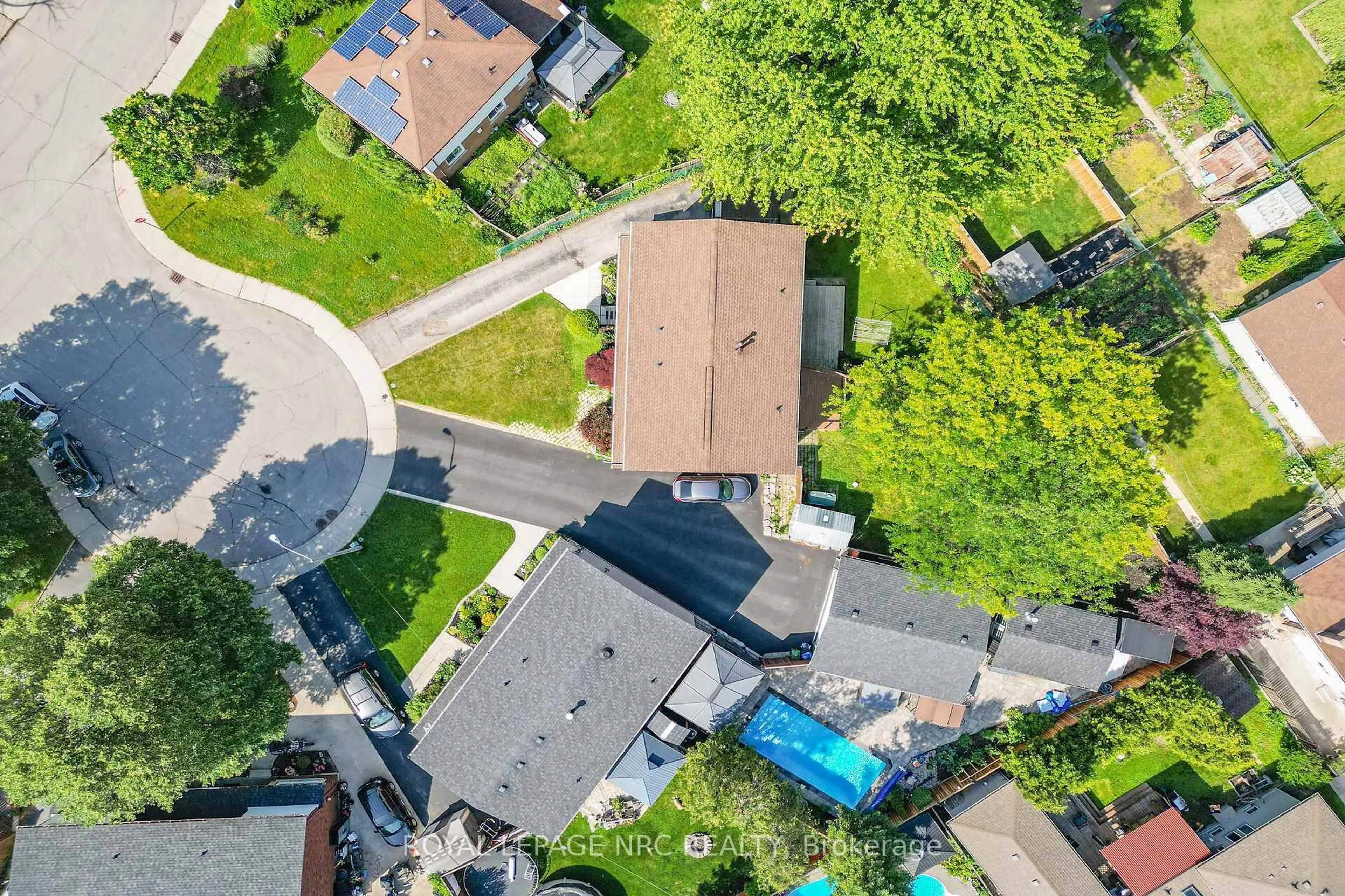A pic from outside/outdoor area/front of a property/back of a property/a pic from drone, street for 5 Hugo Crt, Hamilton Ontario L9C 4Y8