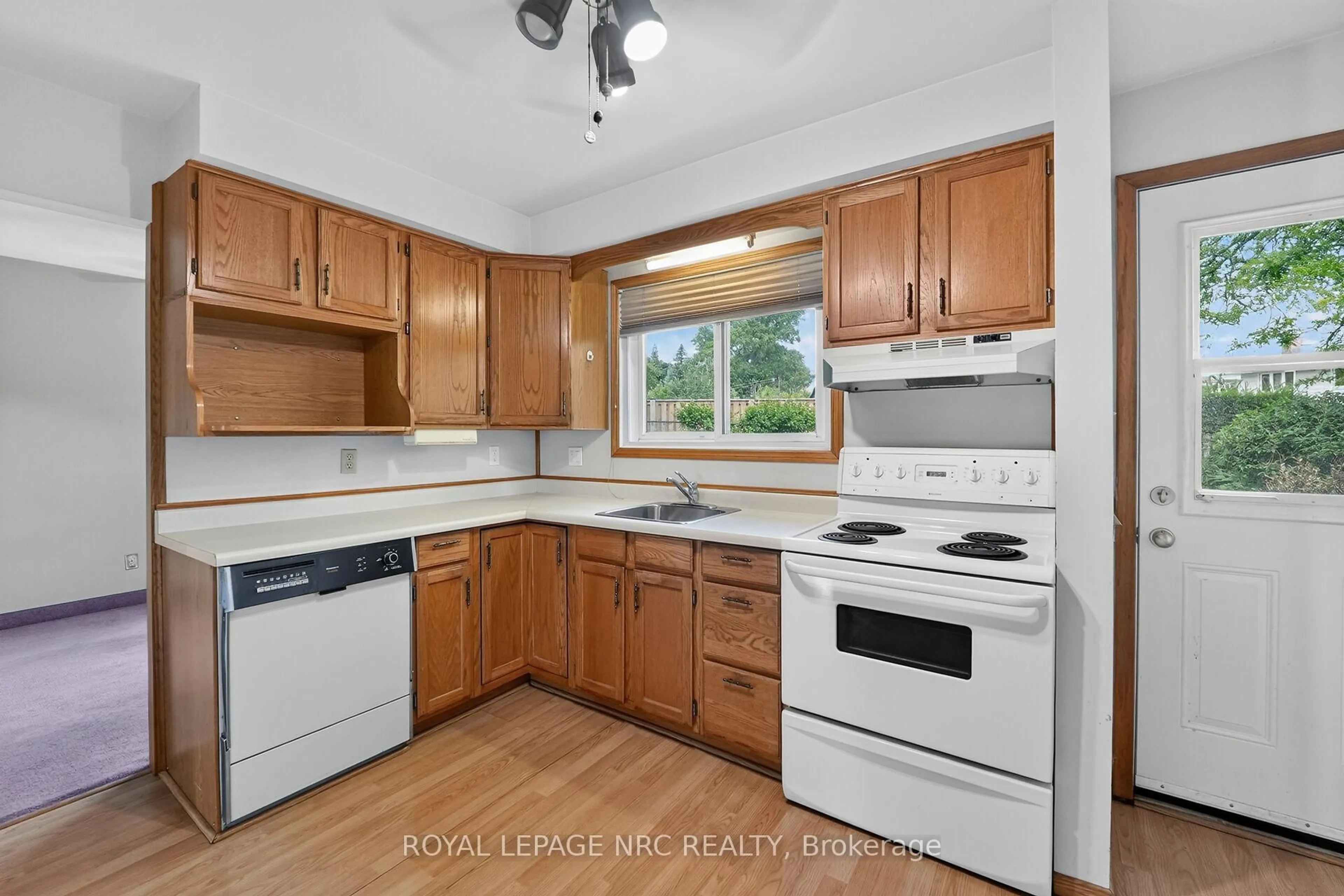Standard kitchen, unknown for 5 Hugo Crt, Hamilton Ontario L9C 4Y8