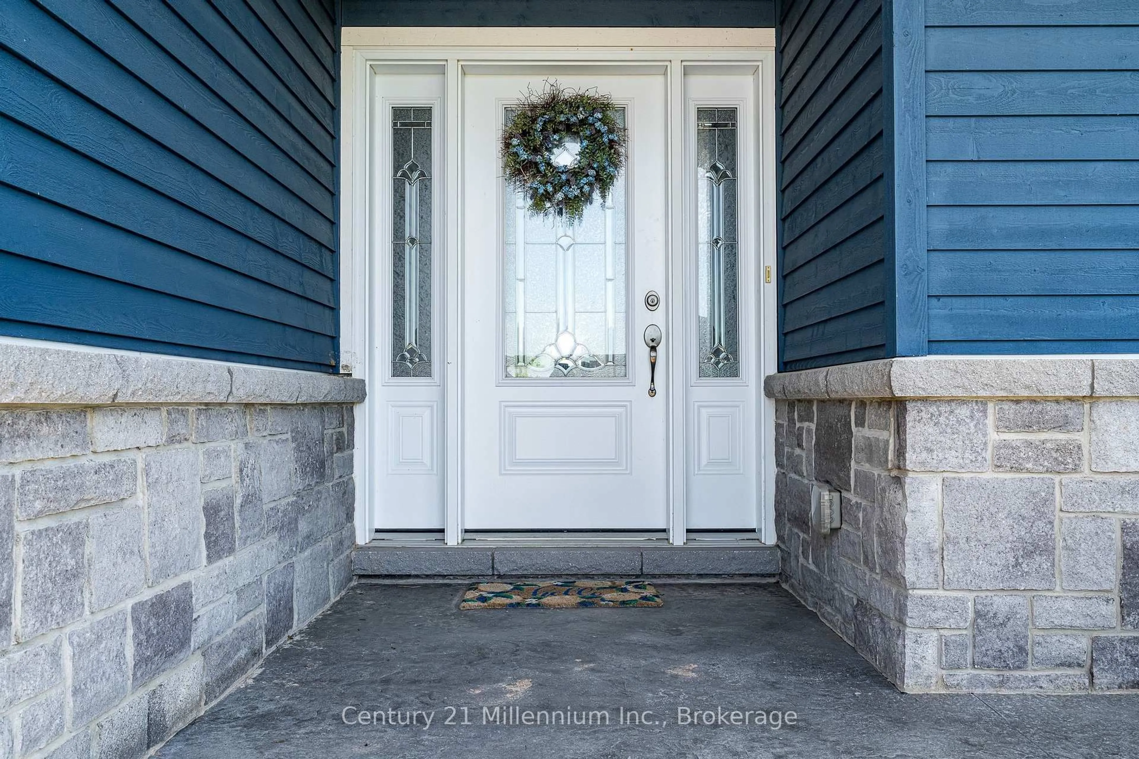 Indoor entryway for 176 Cobble Beach Dr, Georgian Bluffs Ontario N0H 1S0