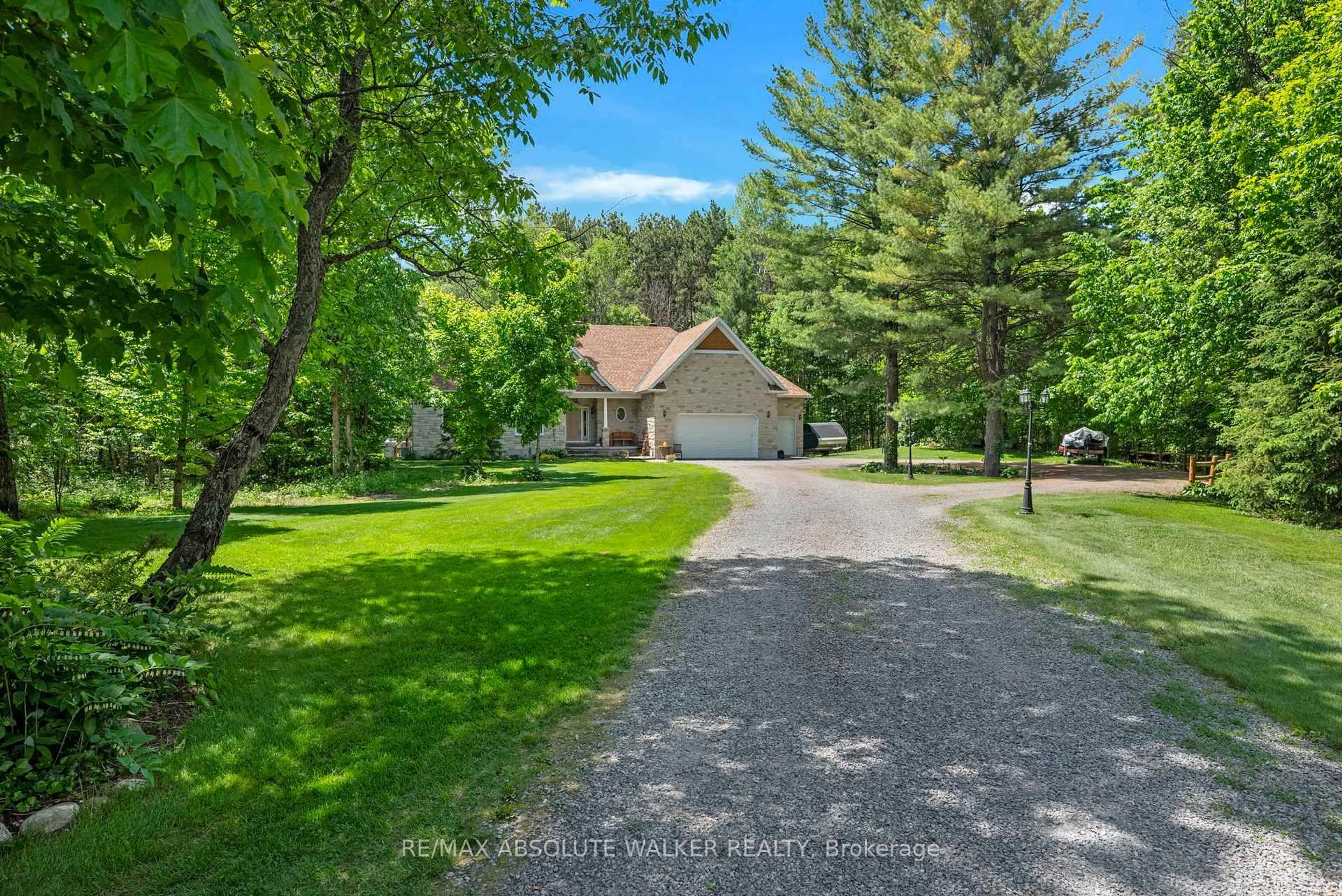 A pic from outside/outdoor area/front of a property/back of a property/a pic from drone, street for 114 Hardwood Dr, Ottawa Ontario K0A 3M0
