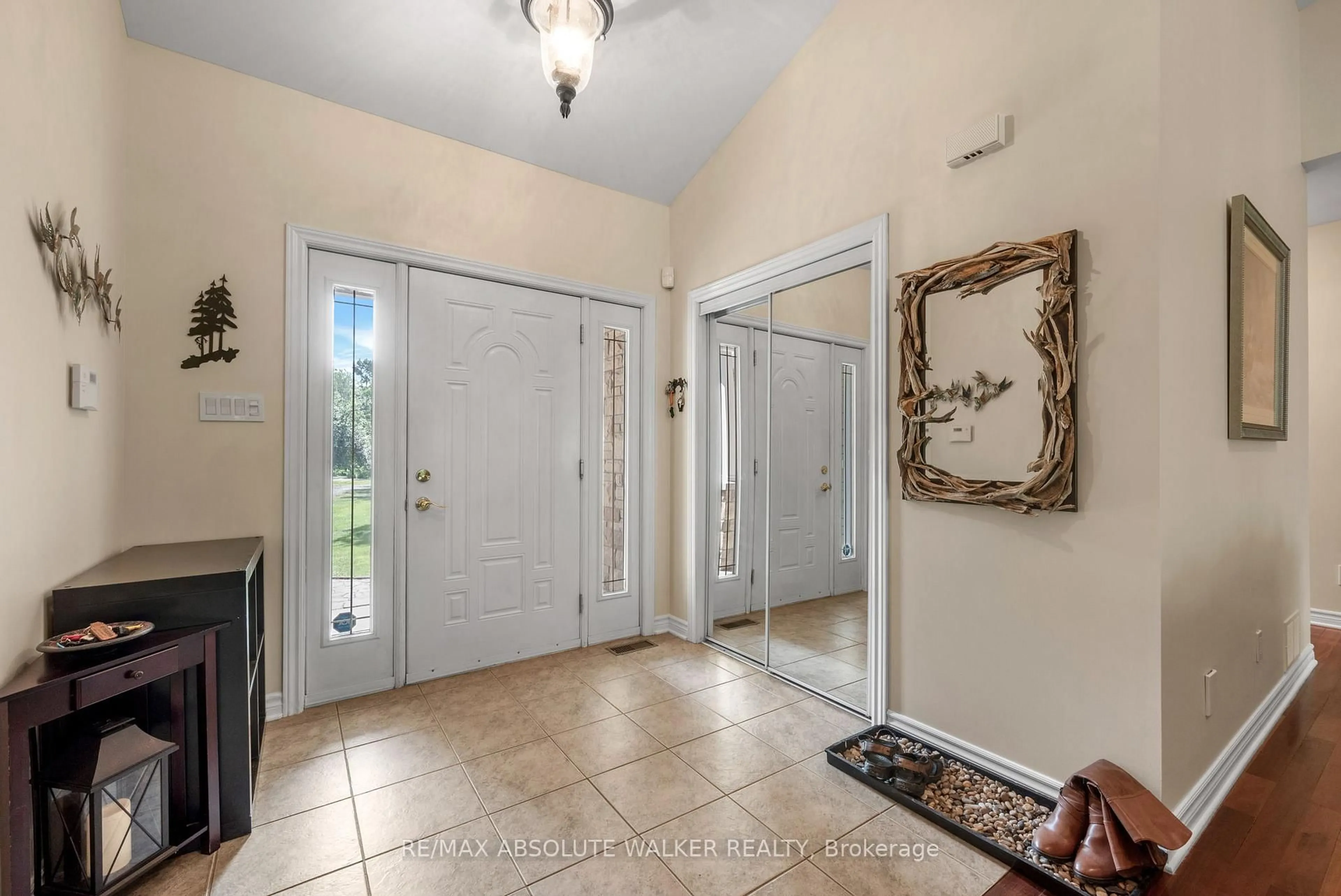 Indoor entryway for 114 Hardwood Dr, Ottawa Ontario K0A 3M0
