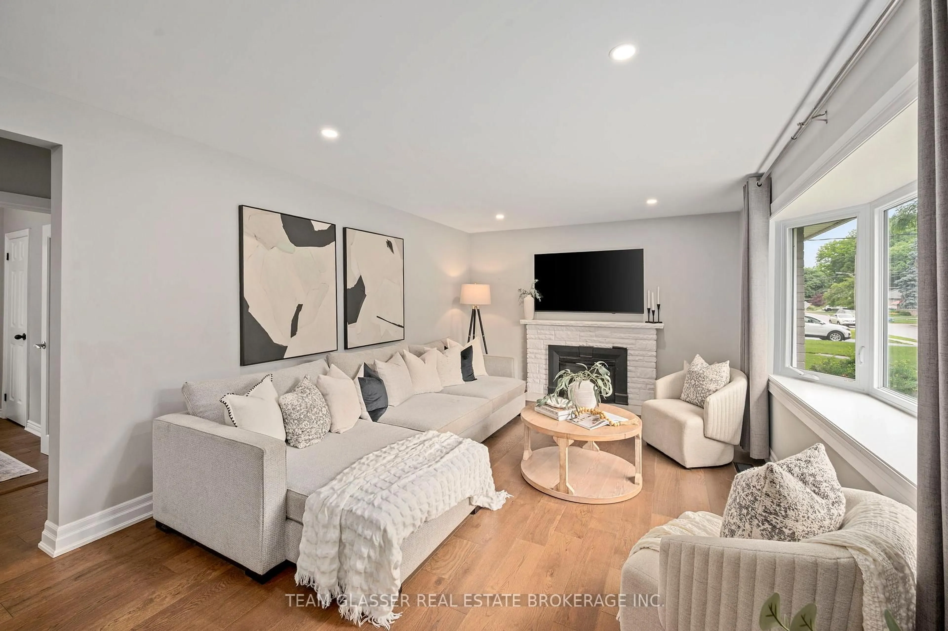 Living room with furniture, unknown for 264 RIDGEWOOD Cres, London South Ontario N6J 3G6