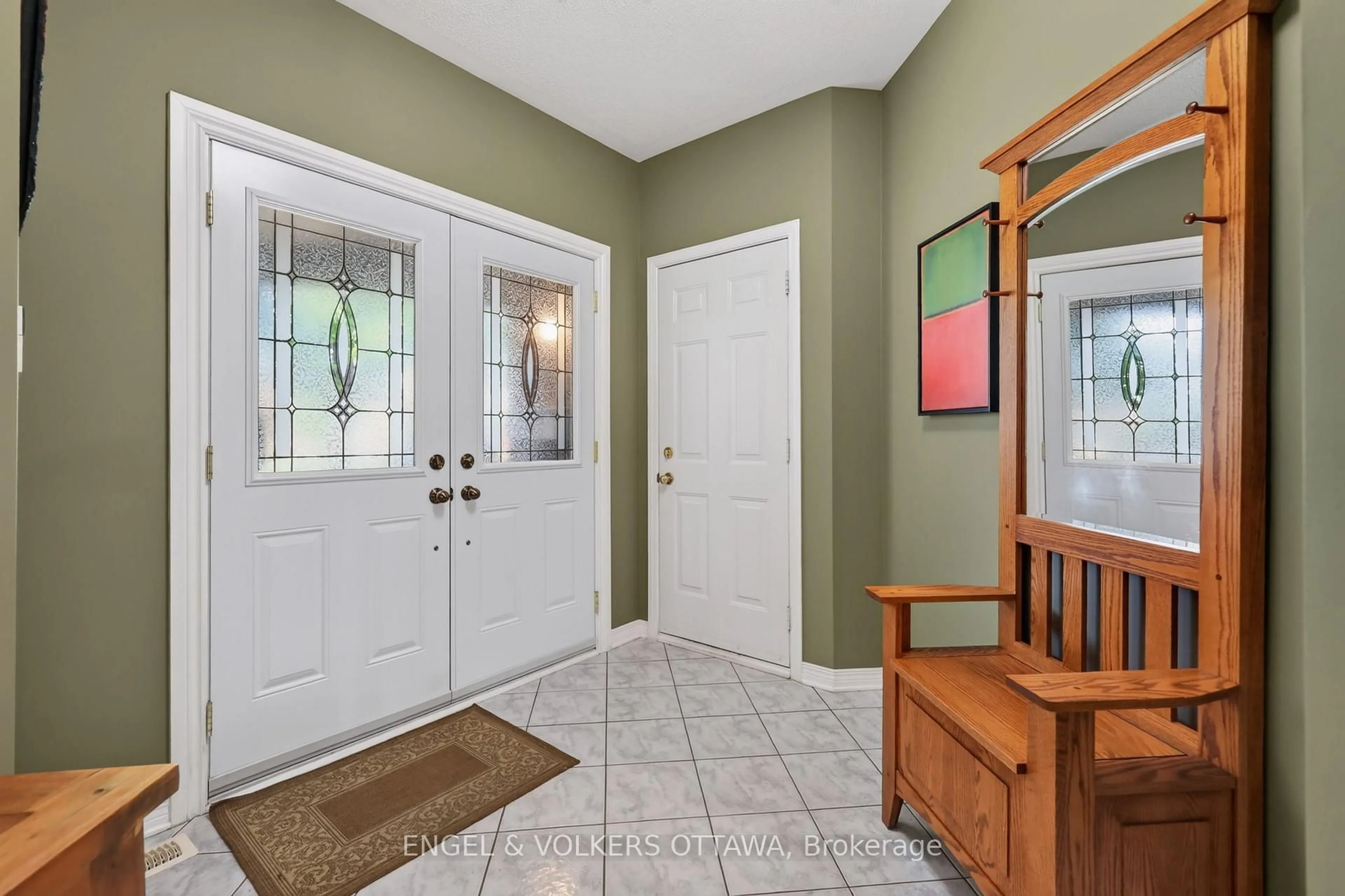 Indoor entryway for 10 Waterthrush Cres, Kanata Ontario K2M 2V2