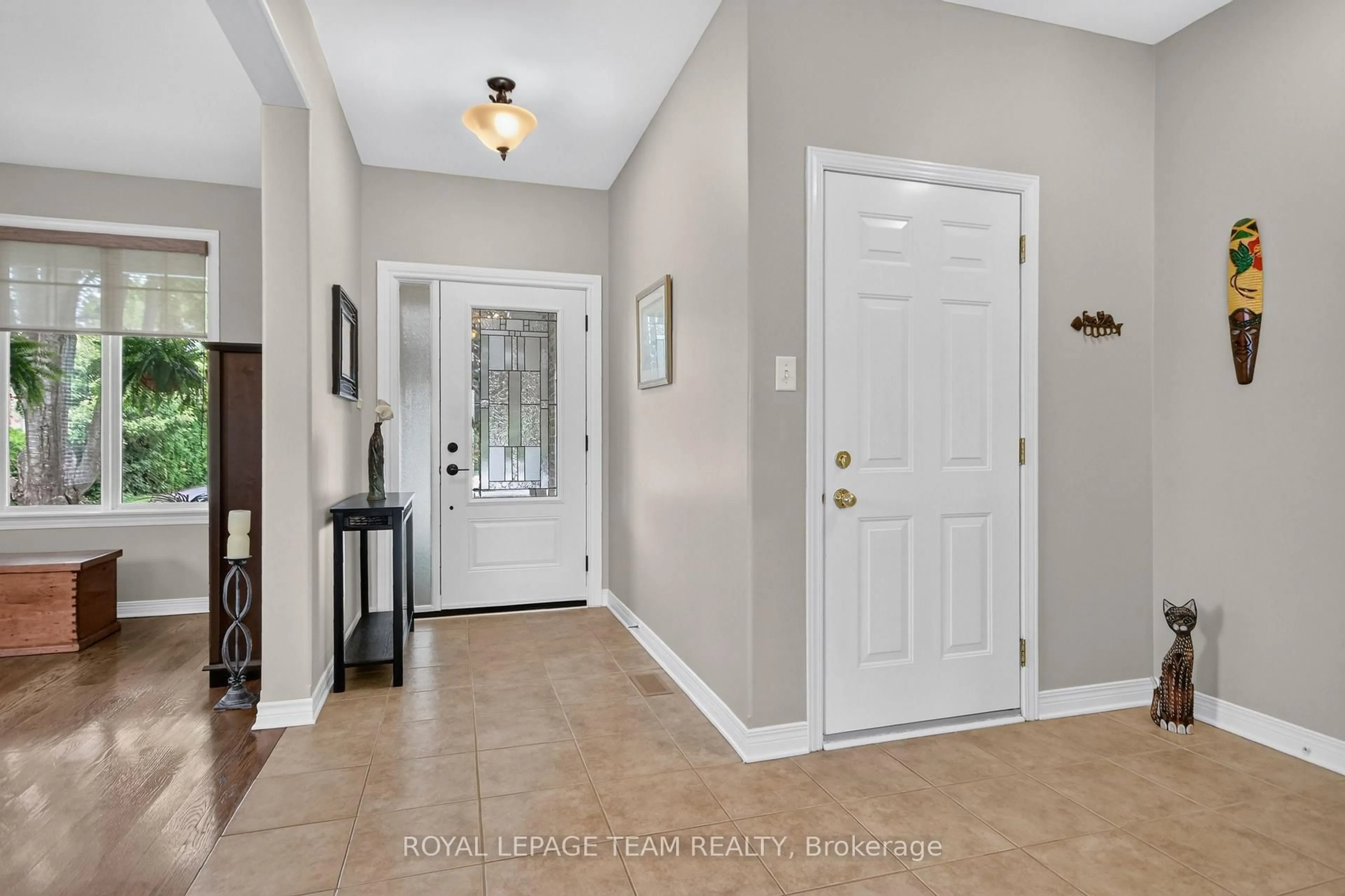 Indoor entryway for 6293 OTTAWA St, Richmond Ontario K0A 2Z0