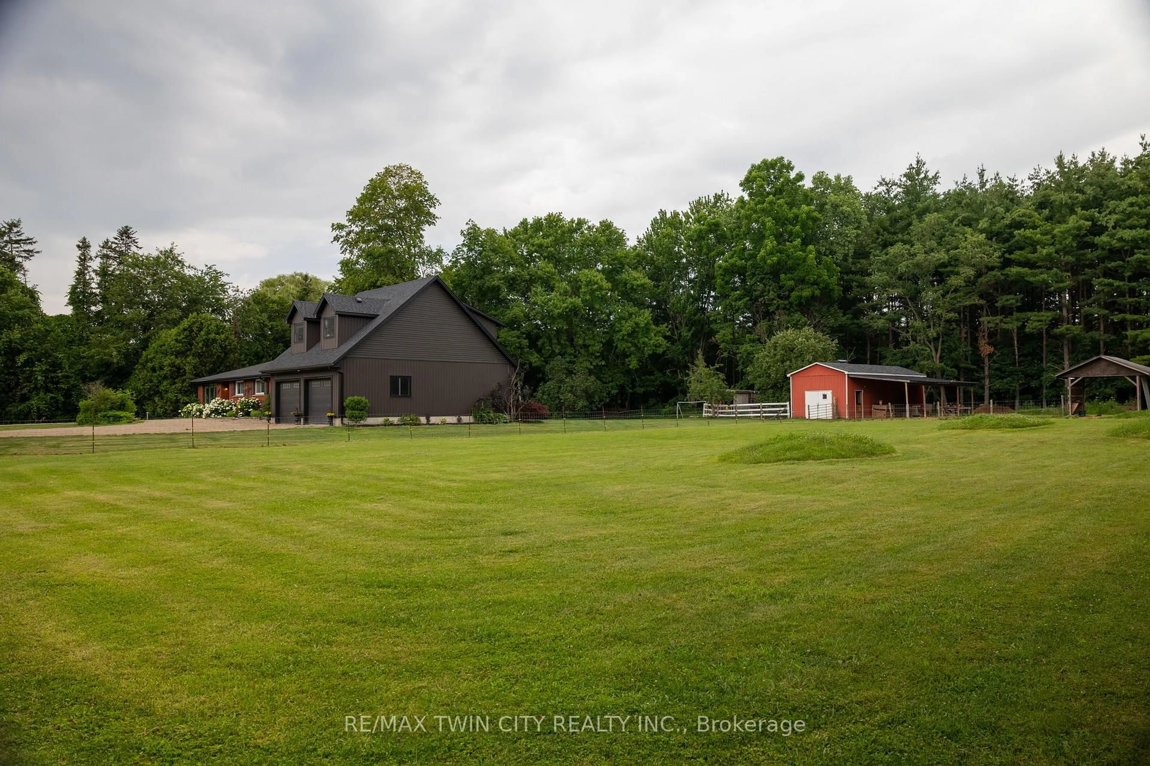 A pic from outside/outdoor area/front of a property/back of a property/a pic from drone, mountain view for 54 FIFTH CONCESSION Rd, Brant Ontario N0E 1A0