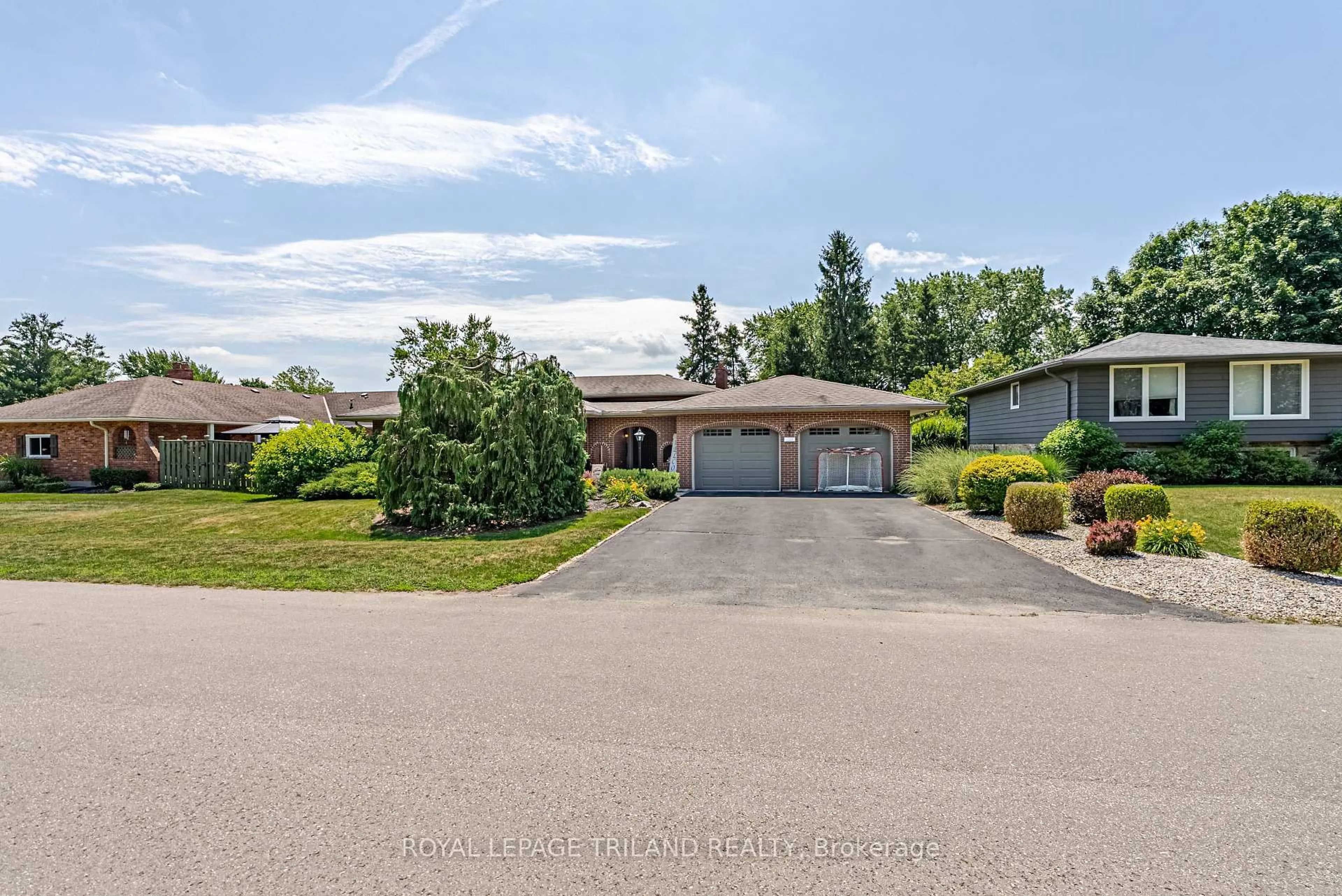 A pic from outside/outdoor area/front of a property/back of a property/a pic from drone, street for 189 Huntington Cres, Thames Centre Ontario N0L 1G3