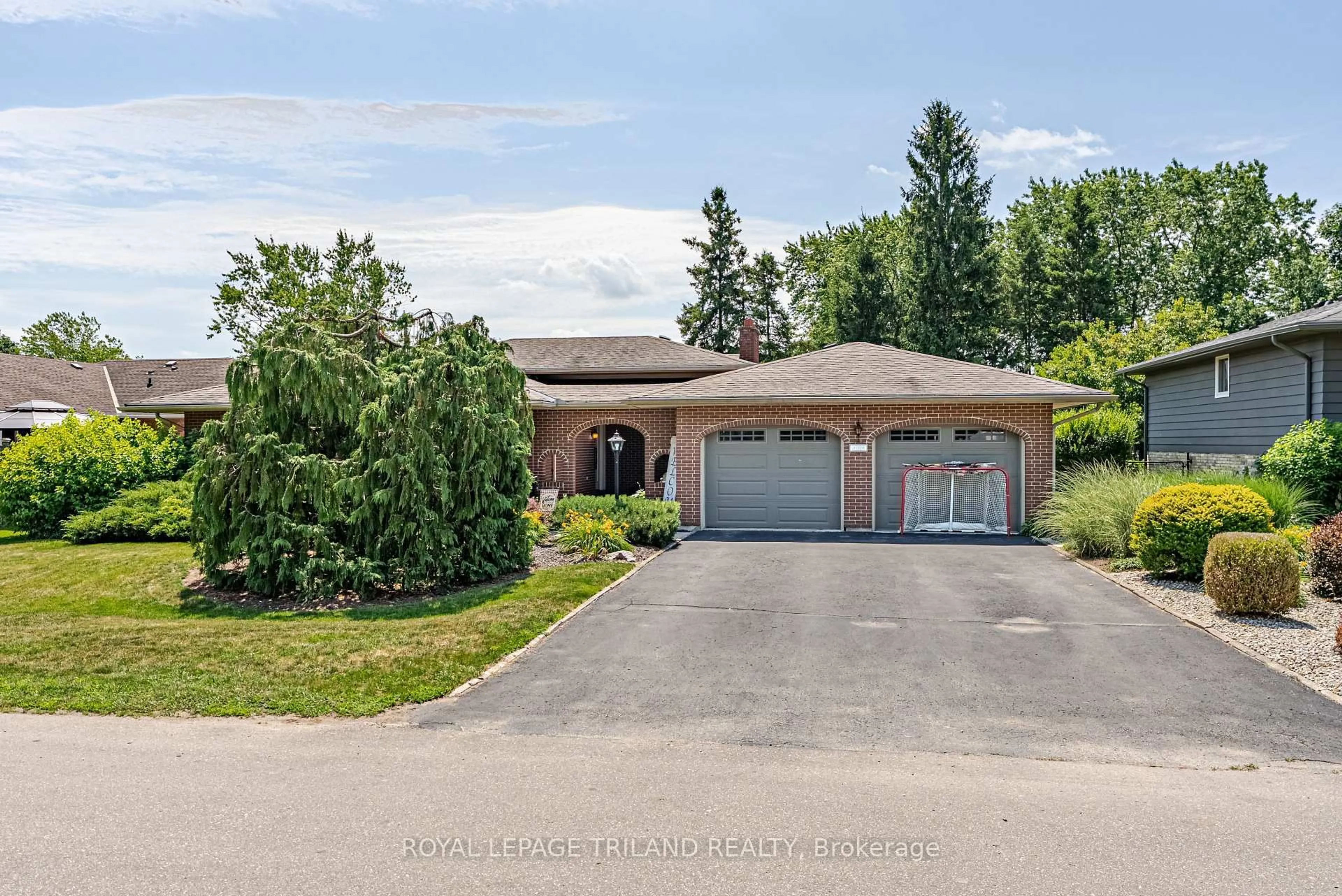 A pic from outside/outdoor area/front of a property/back of a property/a pic from drone, street for 189 Huntington Cres, Thames Centre Ontario N0L 1G3