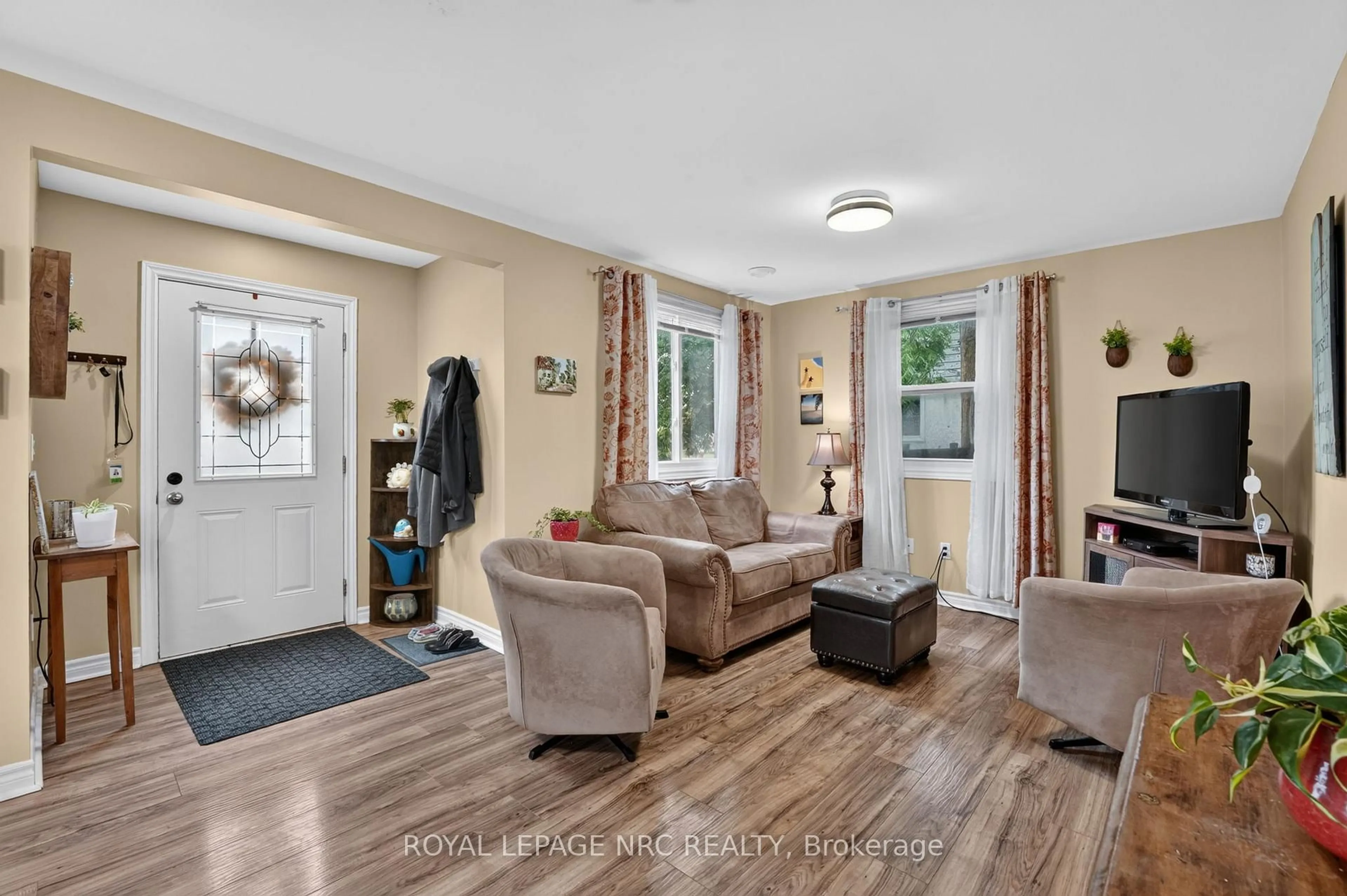 Living room with furniture, unknown for 63 OAKWOOD St, Port Colborne Ontario L3K 5G1