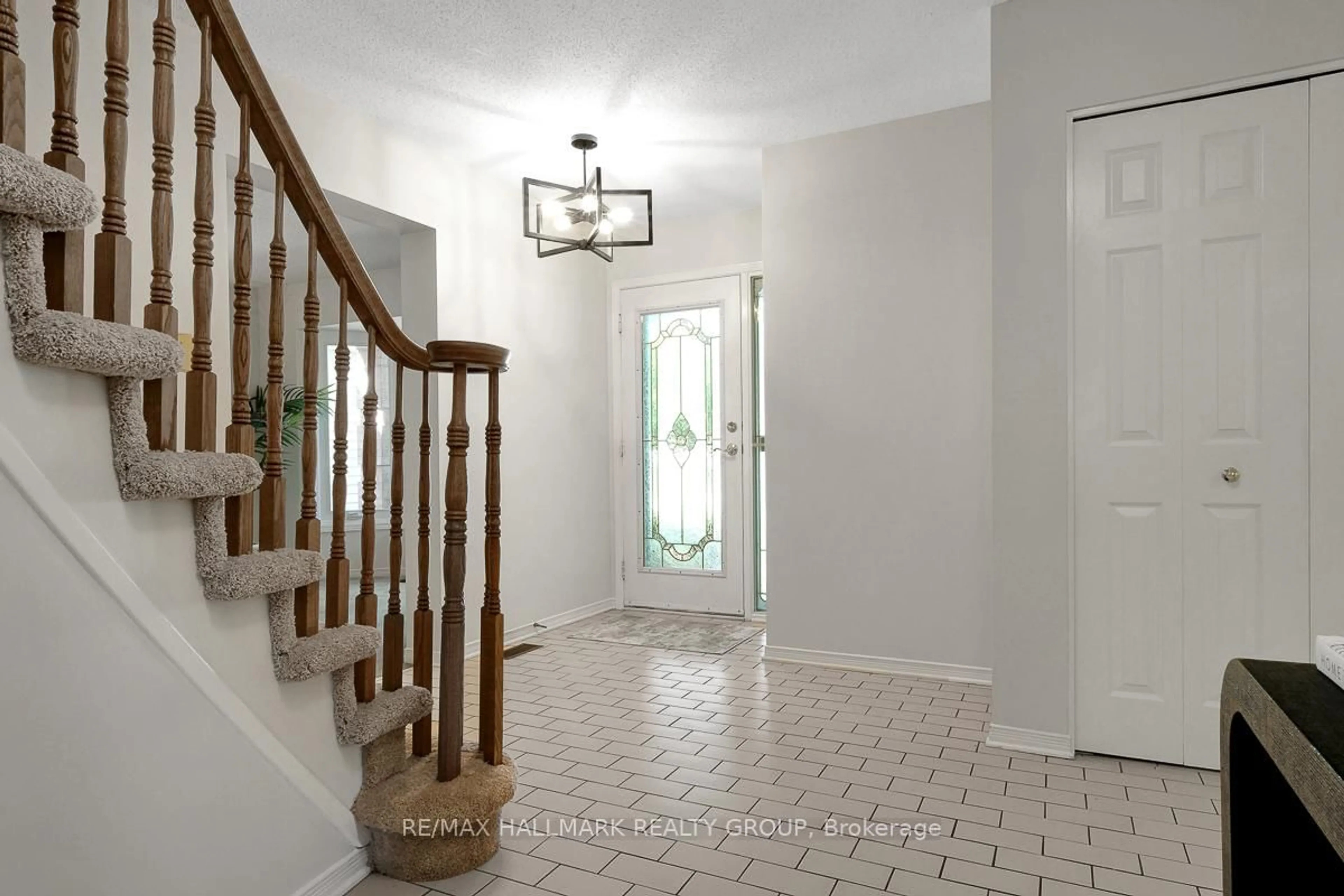 Indoor entryway for 126 Dossetter Way, Ottawa Ontario K1G 4S5