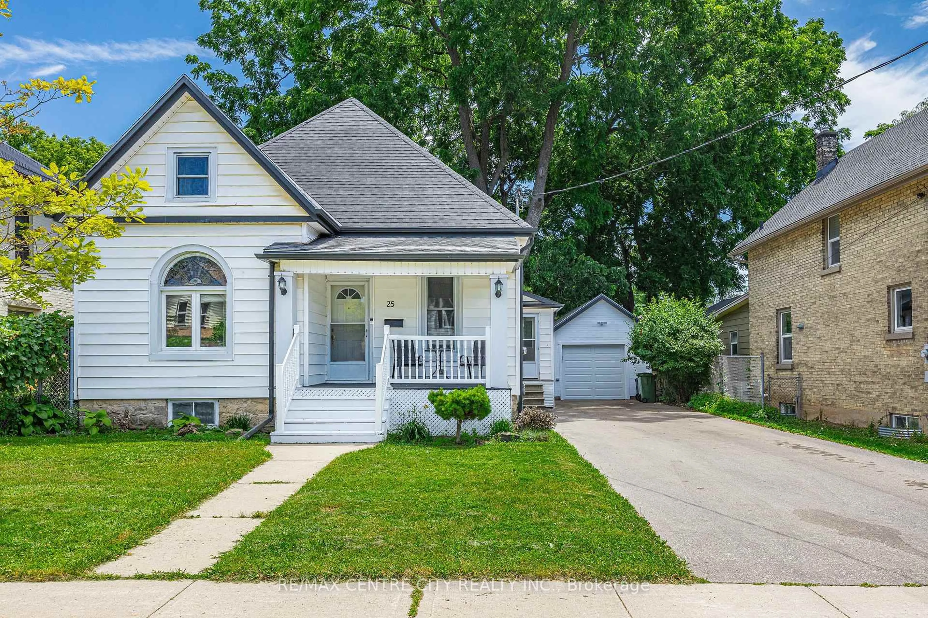 Home with vinyl exterior material, street for 25 Erie St, St. Thomas Ontario N5R 2M4
