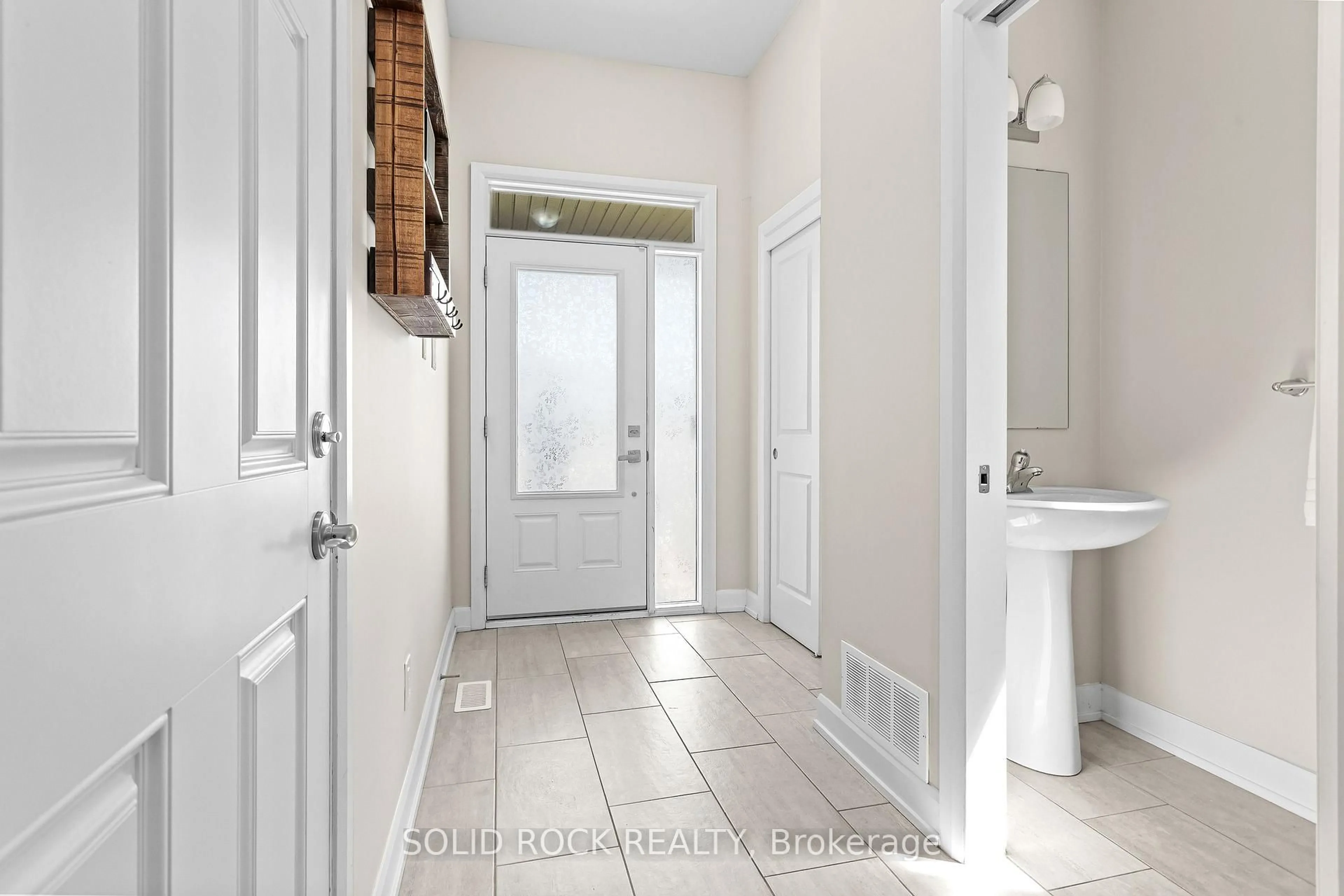 Indoor entryway for 335 Grackle St, Ottawa Ontario K1X 0G6
