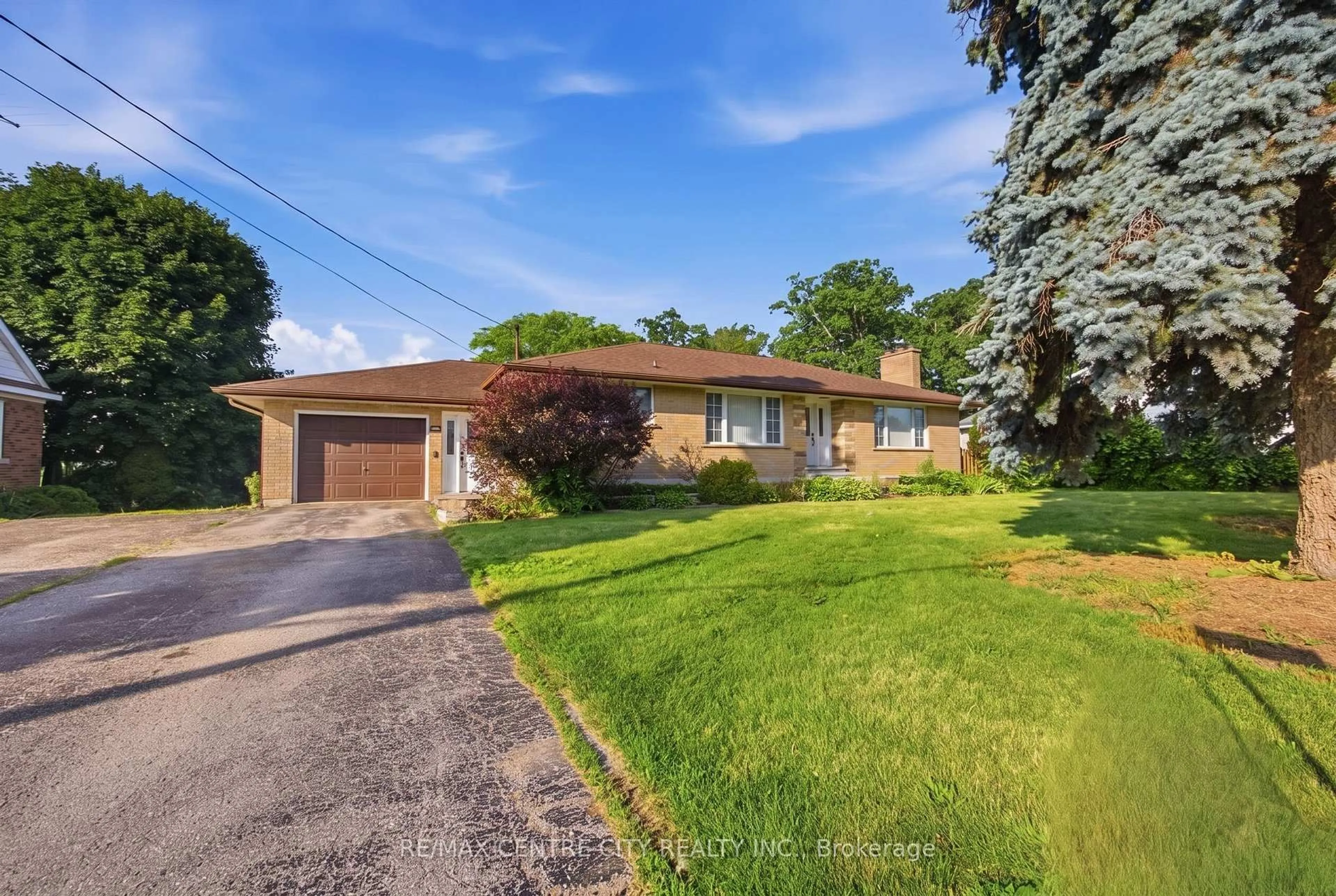 A pic from outside/outdoor area/front of a property/back of a property/a pic from drone, street for 303 Simcoe St, Tillsonburg Ontario N4G 2J5