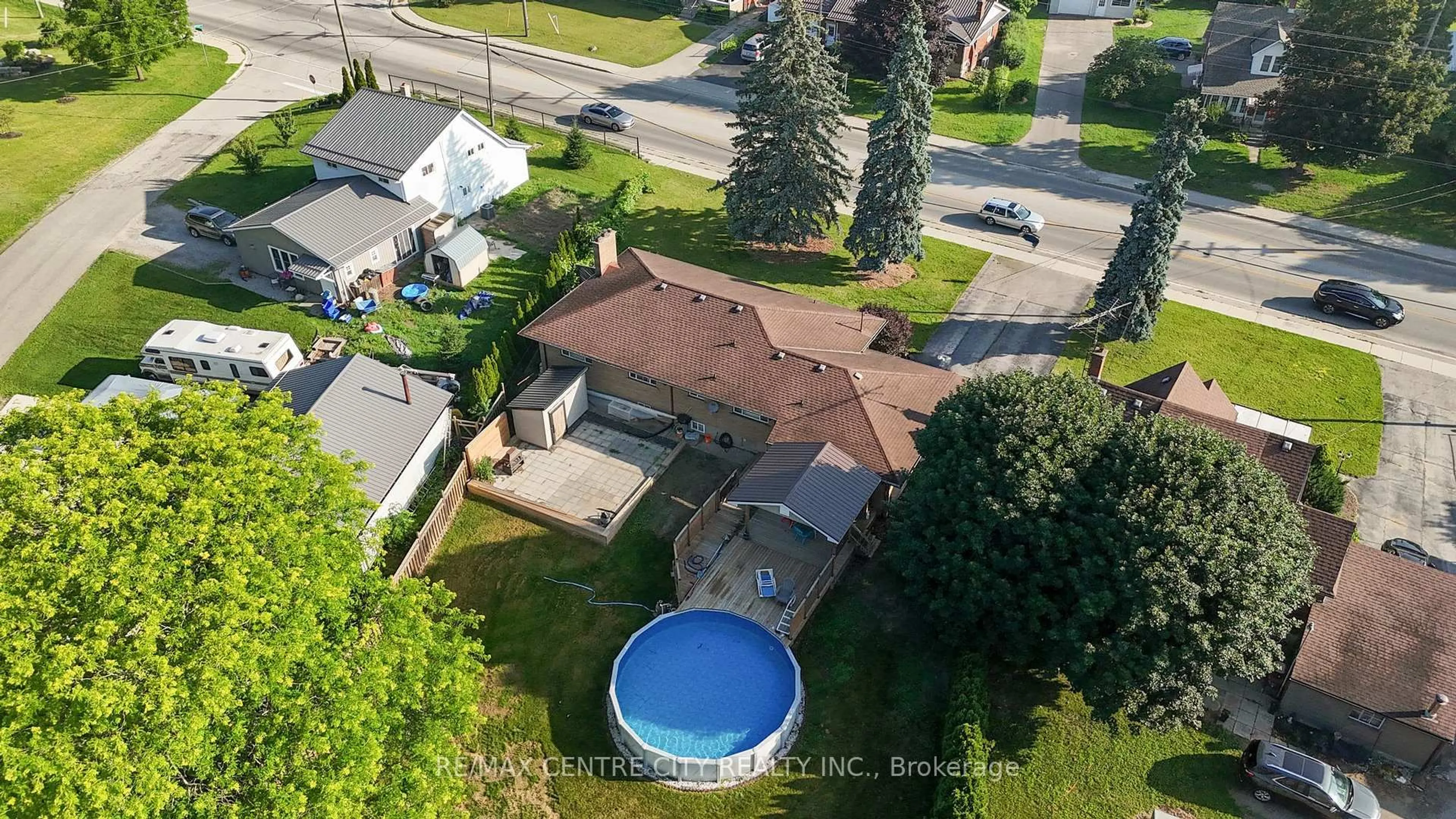 A pic from outside/outdoor area/front of a property/back of a property/a pic from drone, street for 303 Simcoe St, Tillsonburg Ontario N4G 2J5