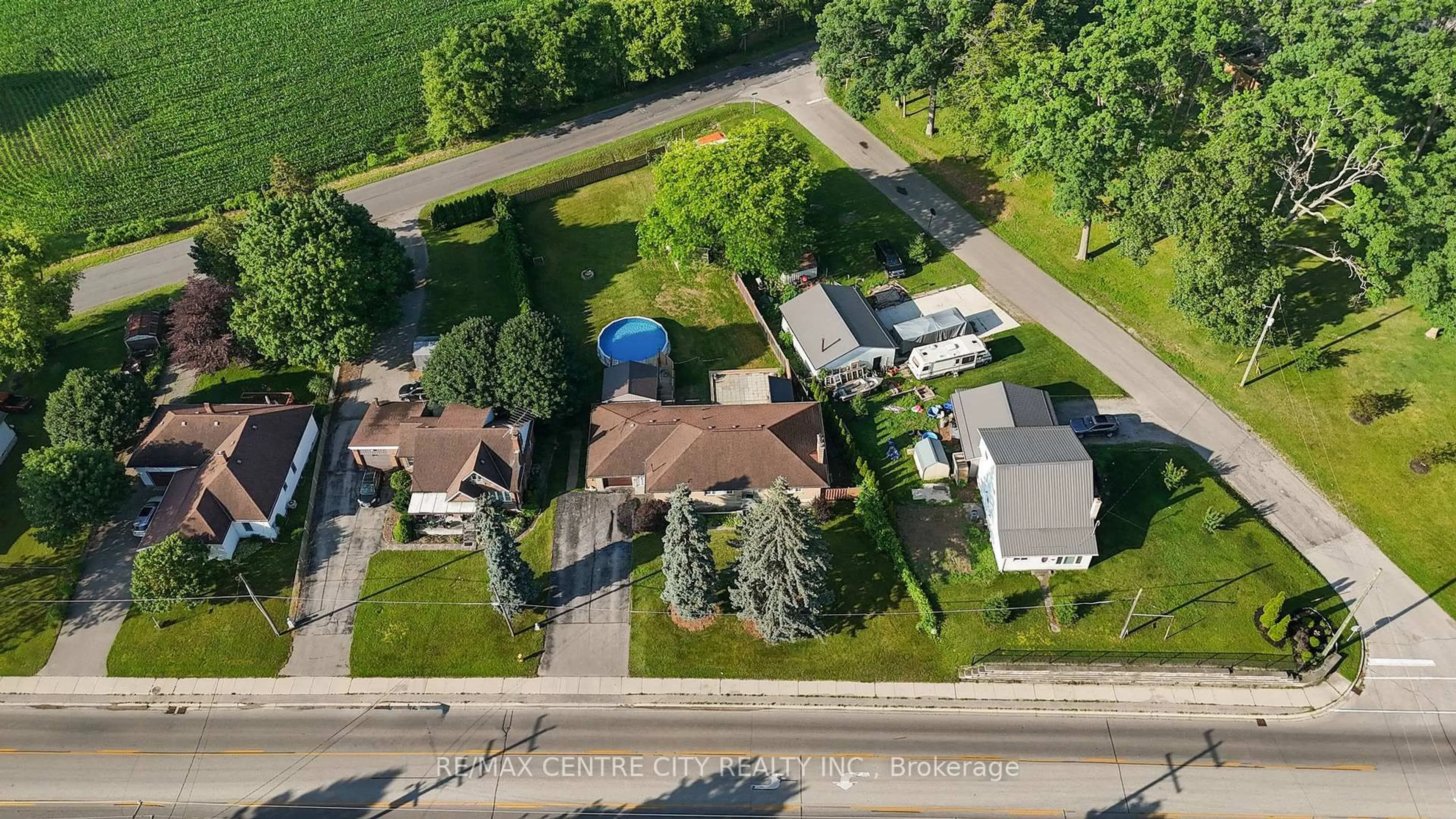 A pic from outside/outdoor area/front of a property/back of a property/a pic from drone, street for 303 Simcoe St, Tillsonburg Ontario N4G 2J5