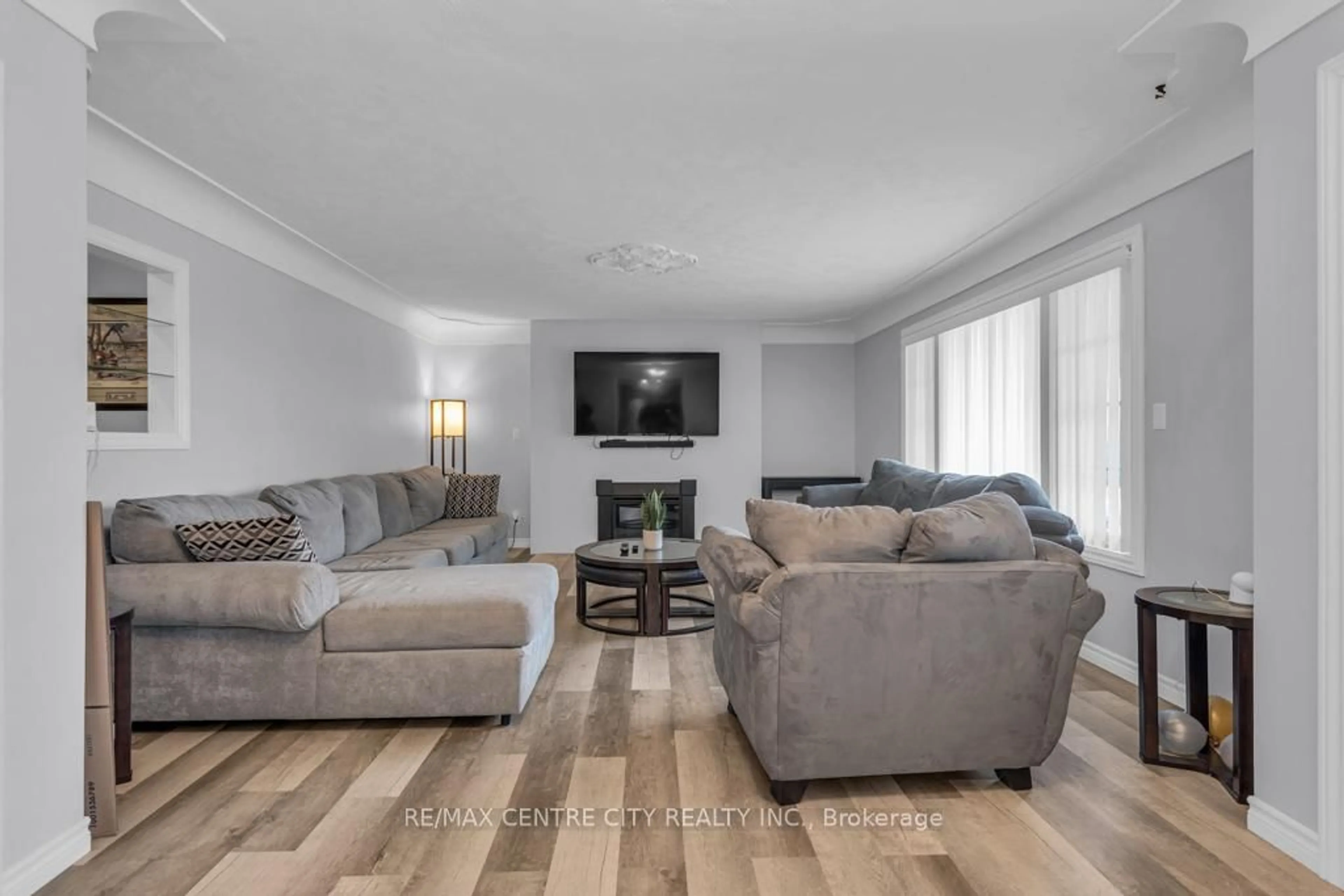 Living room with furniture, unknown for 303 Simcoe St, Tillsonburg Ontario N4G 2J5