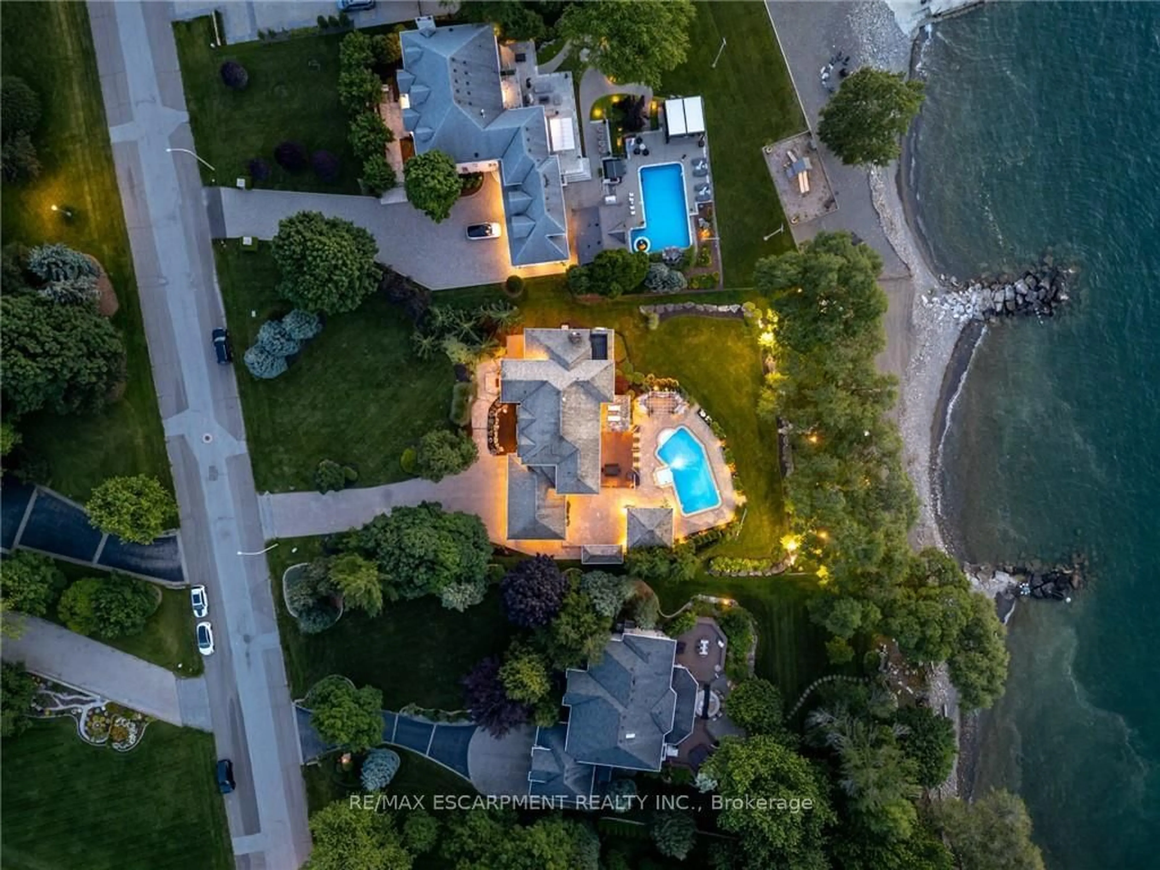 A pic from outside/outdoor area/front of a property/back of a property/a pic from drone, water/lake/river/ocean view for 17 Lochside Dr, Hamilton Ontario L8E 5T6