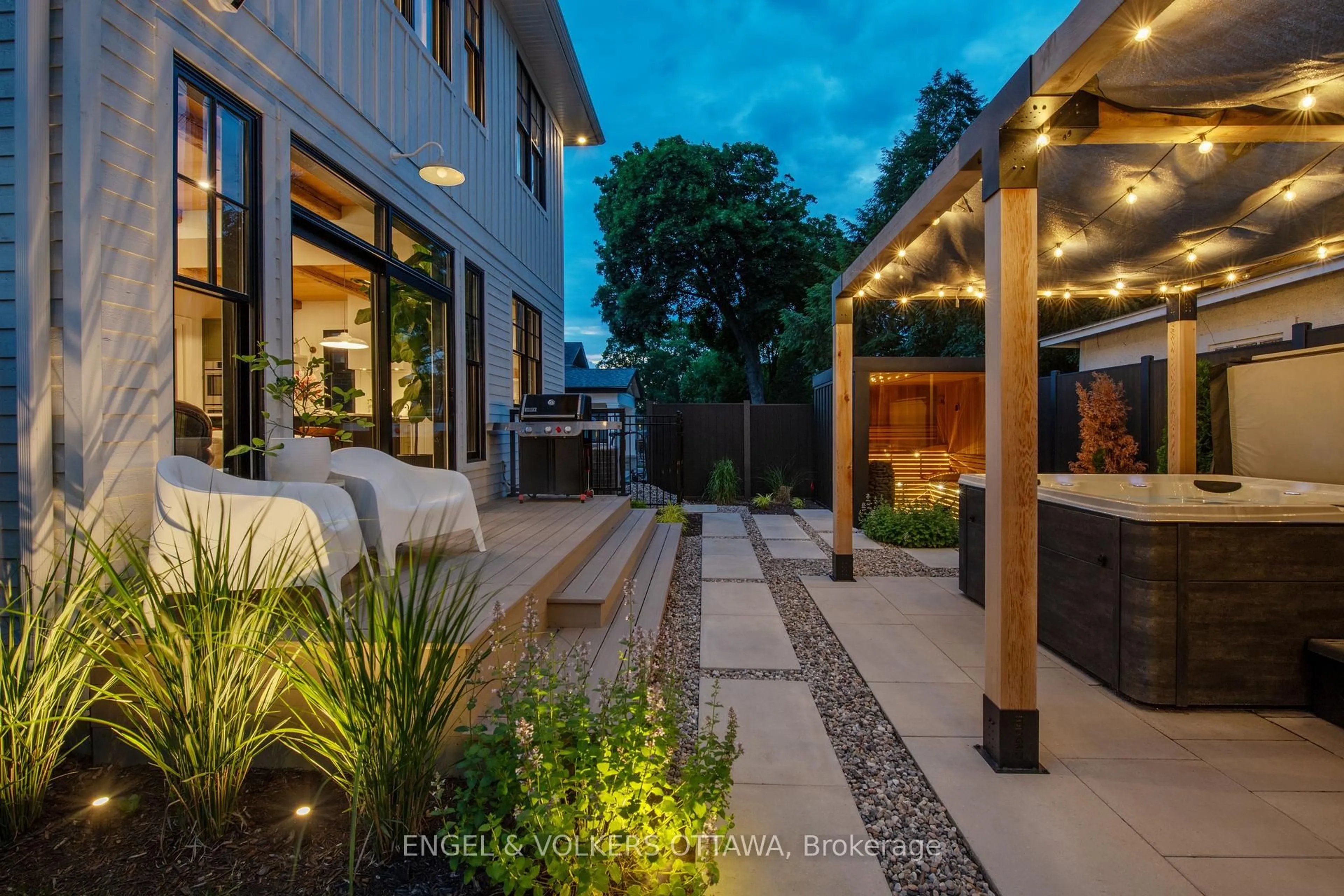 Patio, street for 551 Hillcrest Ave, Ottawa Ontario K2A 2N1