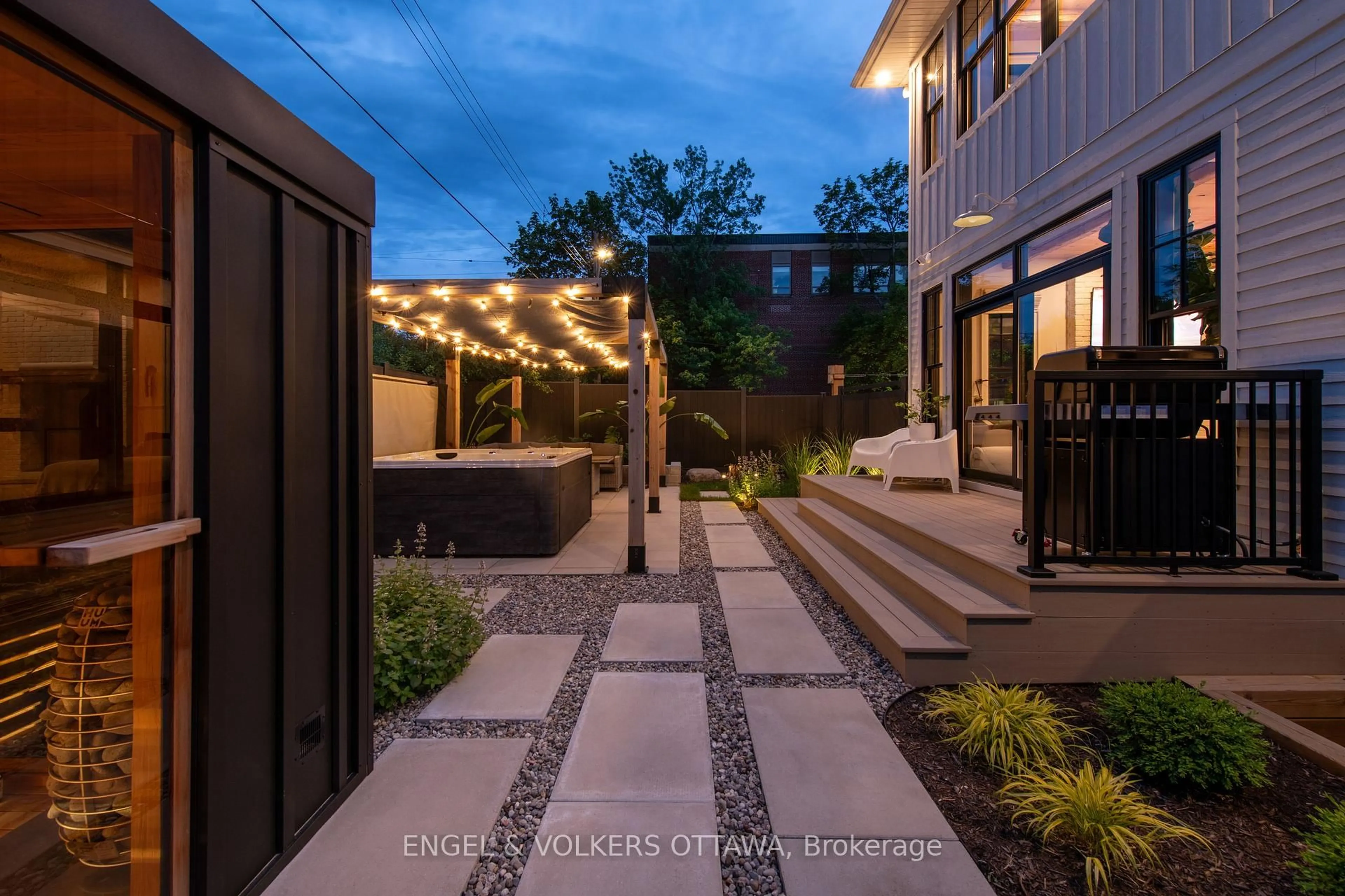 Patio, street for 551 Hillcrest Ave, Ottawa Ontario K2A 2N1