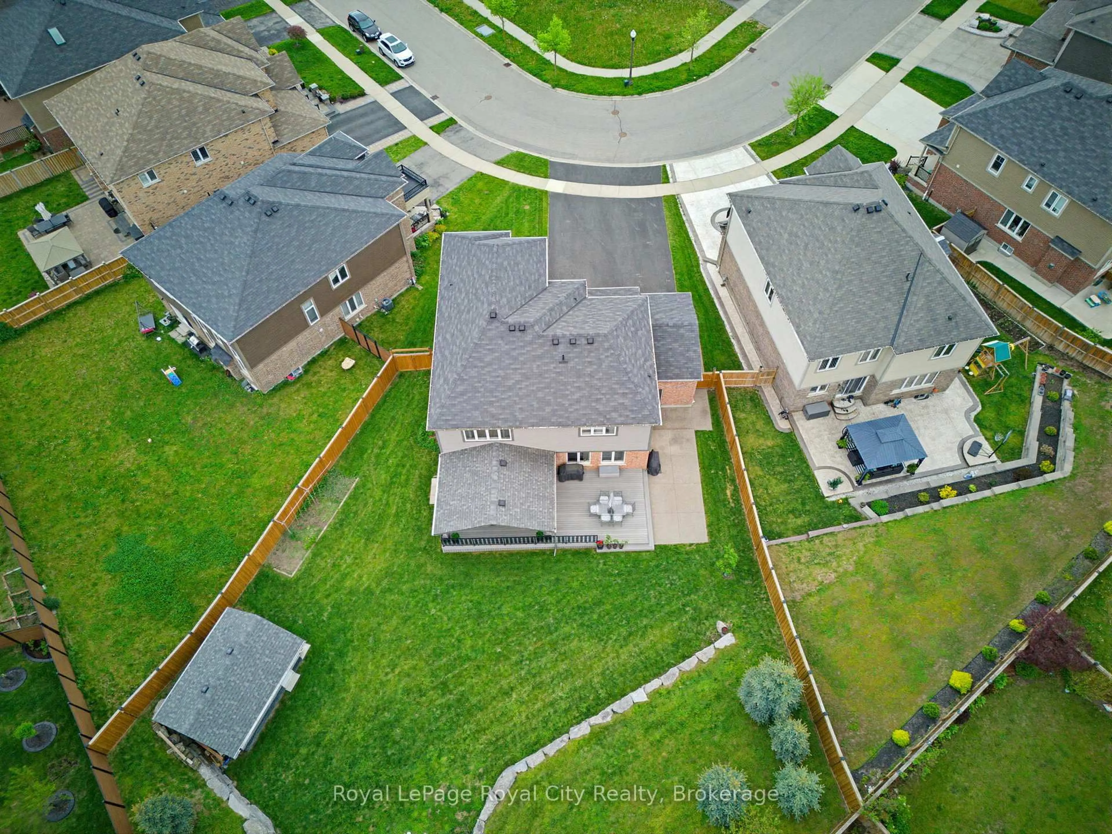 A pic from outside/outdoor area/front of a property/back of a property/a pic from drone, street for 31 Wetland Way, Kitchener Ontario N2P 0C2