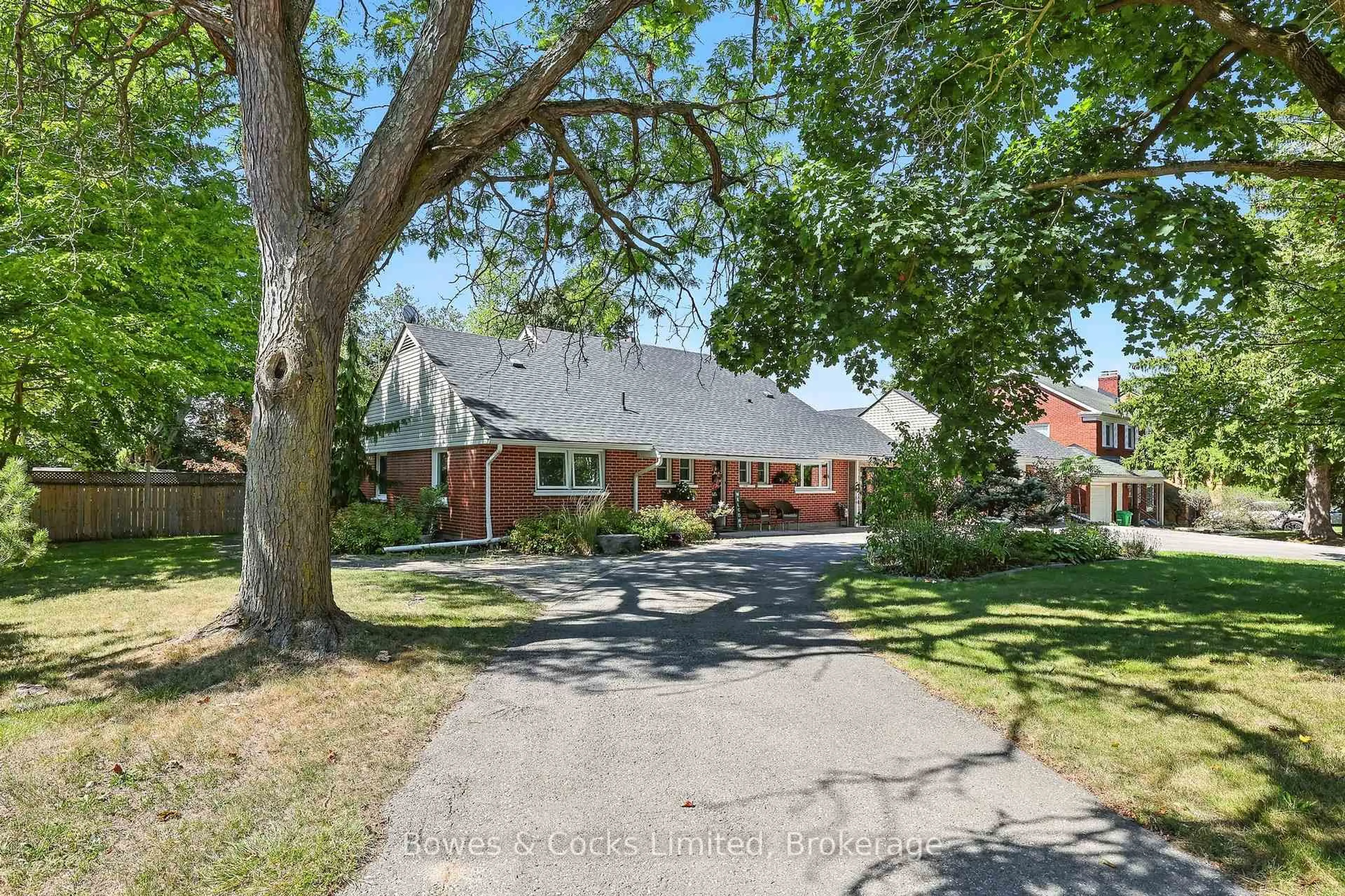 A pic from outside/outdoor area/front of a property/back of a property/a pic from drone, street for 433 Manorhill Ave, Peterborough Ontario K9J 6H7