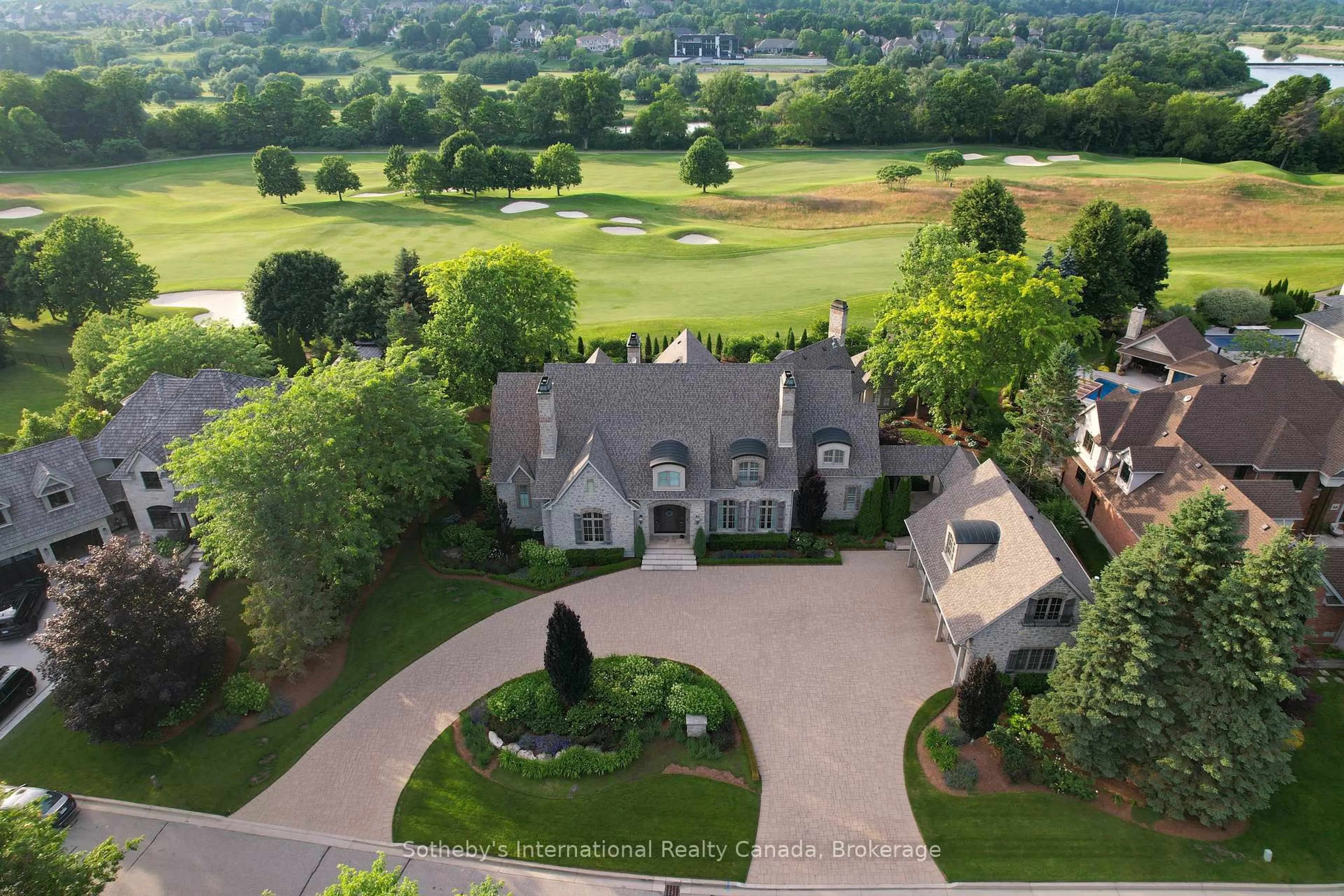 A pic from outside/outdoor area/front of a property/back of a property/a pic from drone, unknown for 28 Deer Ridge Cres, Kitchener Ontario N2P 2L3