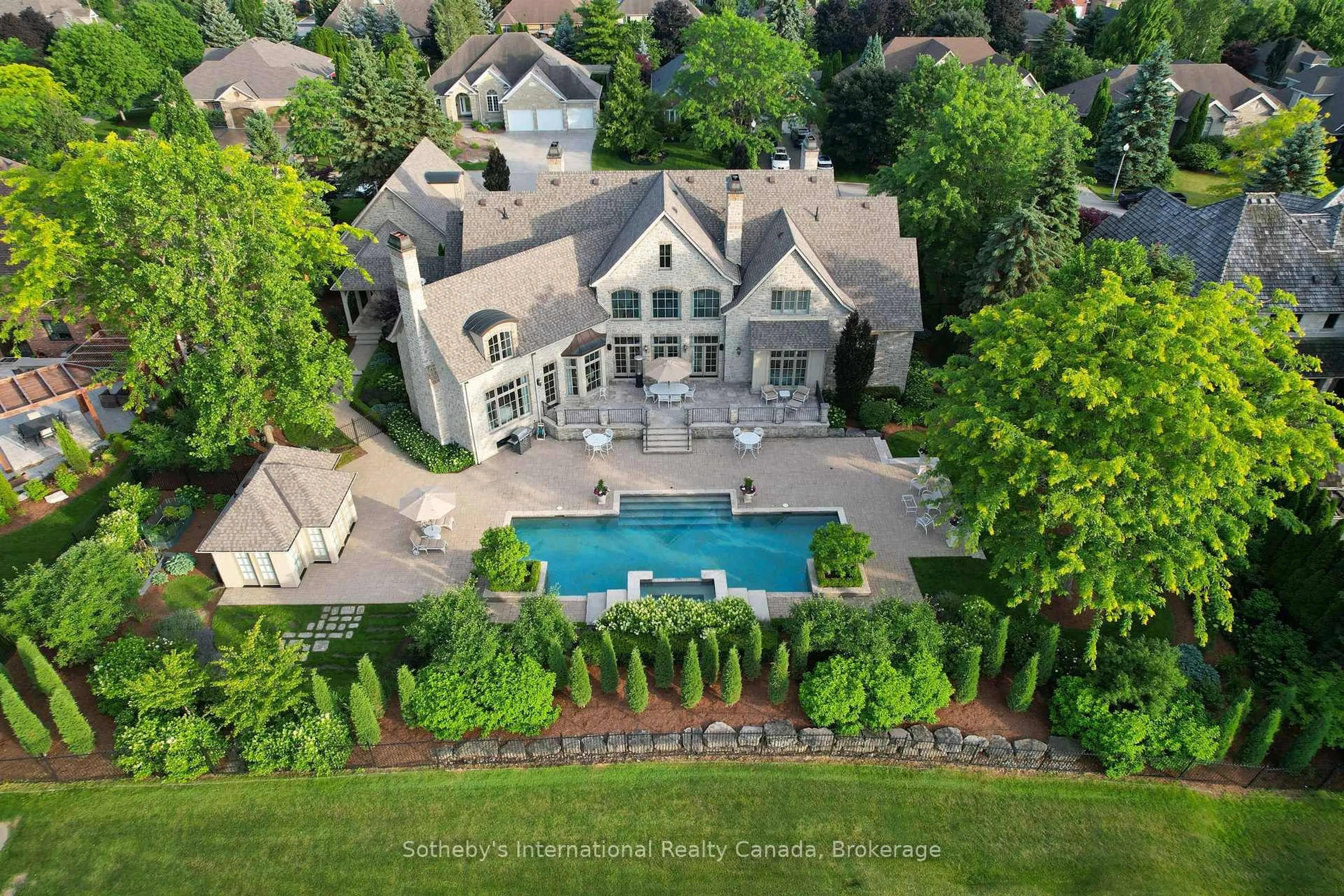 A pic from outside/outdoor area/front of a property/back of a property/a pic from drone, unknown for 28 Deer Ridge Cres, Kitchener Ontario N2P 2L3