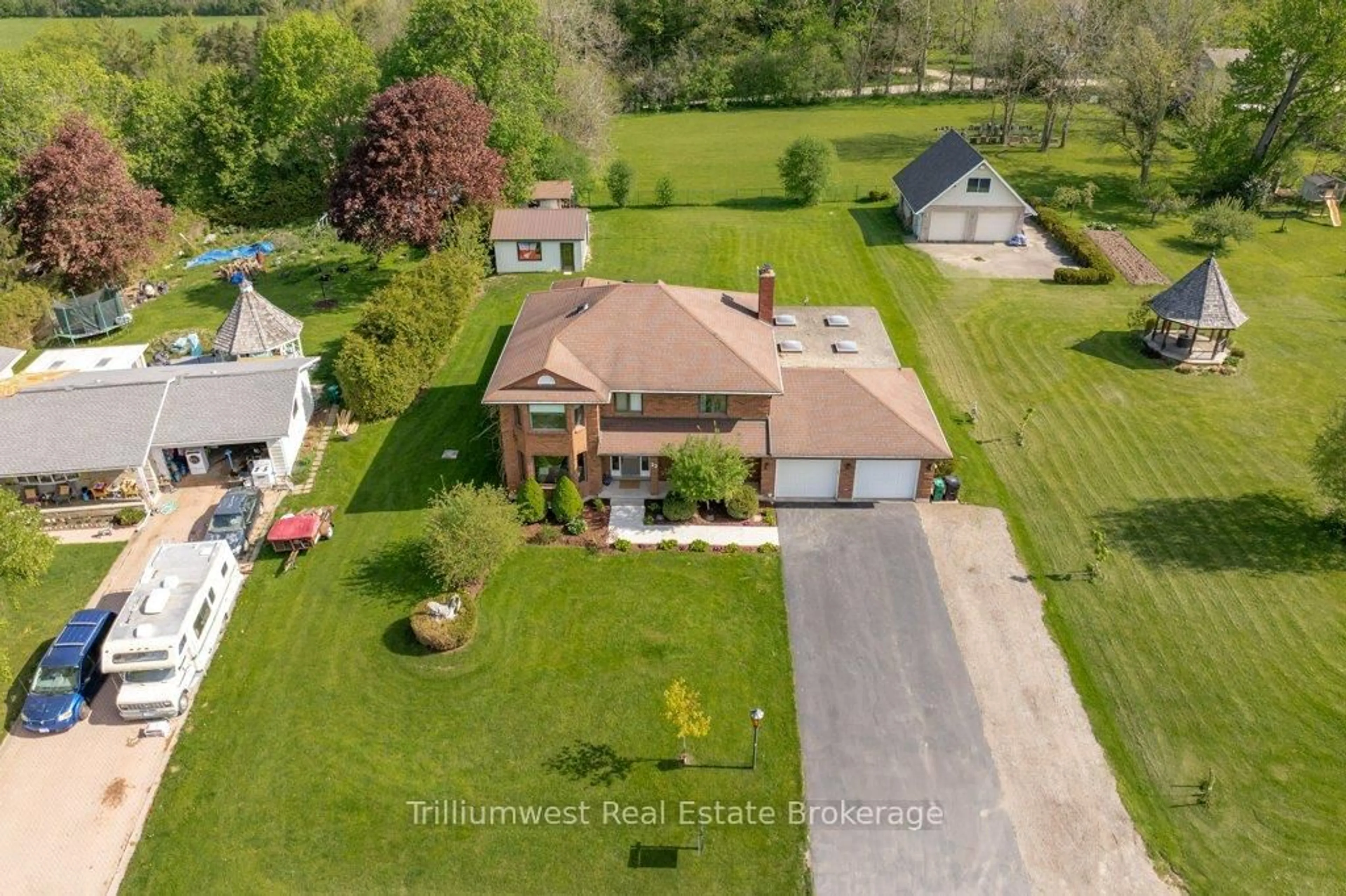 A pic from outside/outdoor area/front of a property/back of a property/a pic from drone, street for 32 Sunset Dr, Woolwich Ontario N0B 2V0