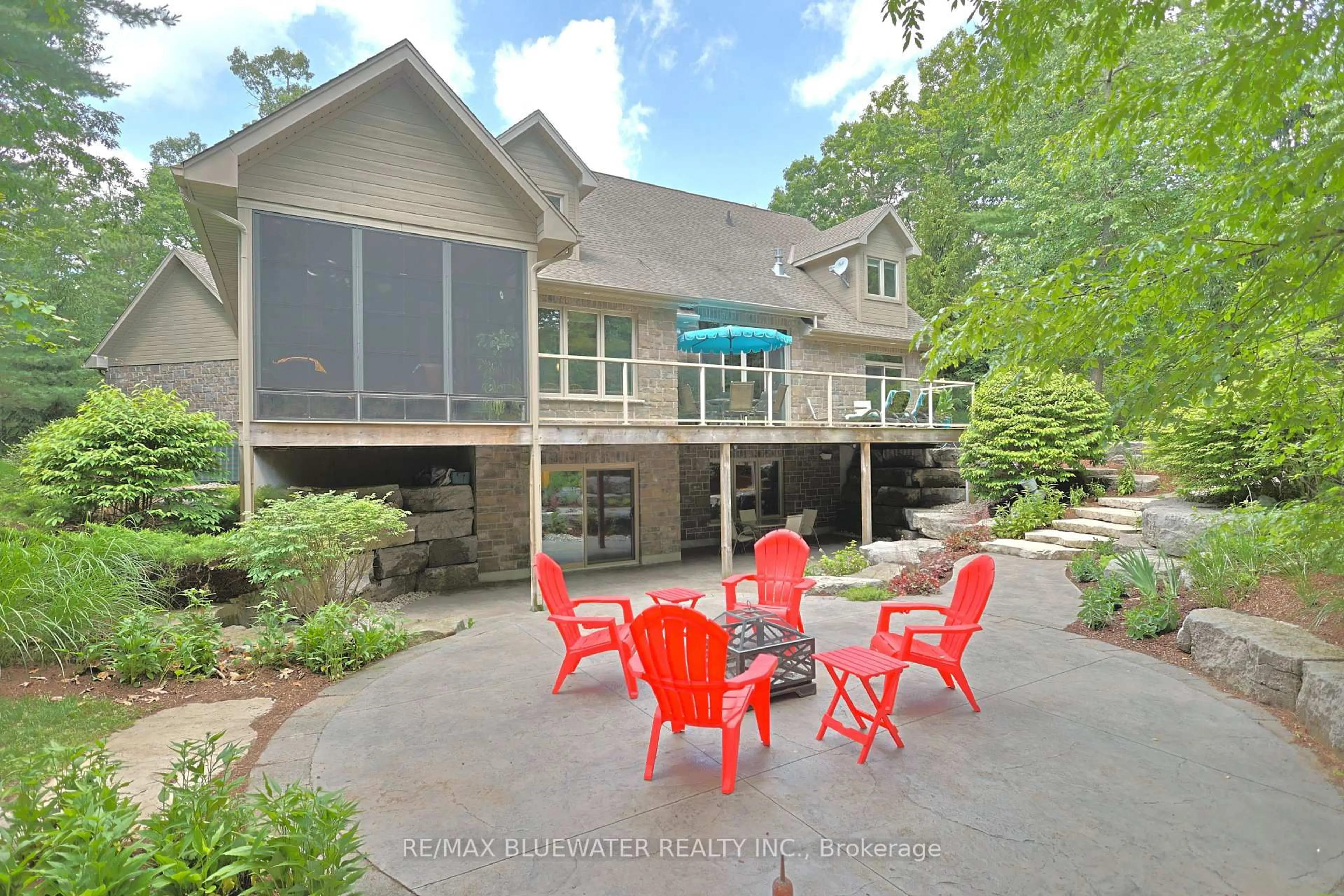 Patio, water/lake/river/ocean view for 9956 Pinetree Cres, Lambton Shores Ontario N0M 1T0