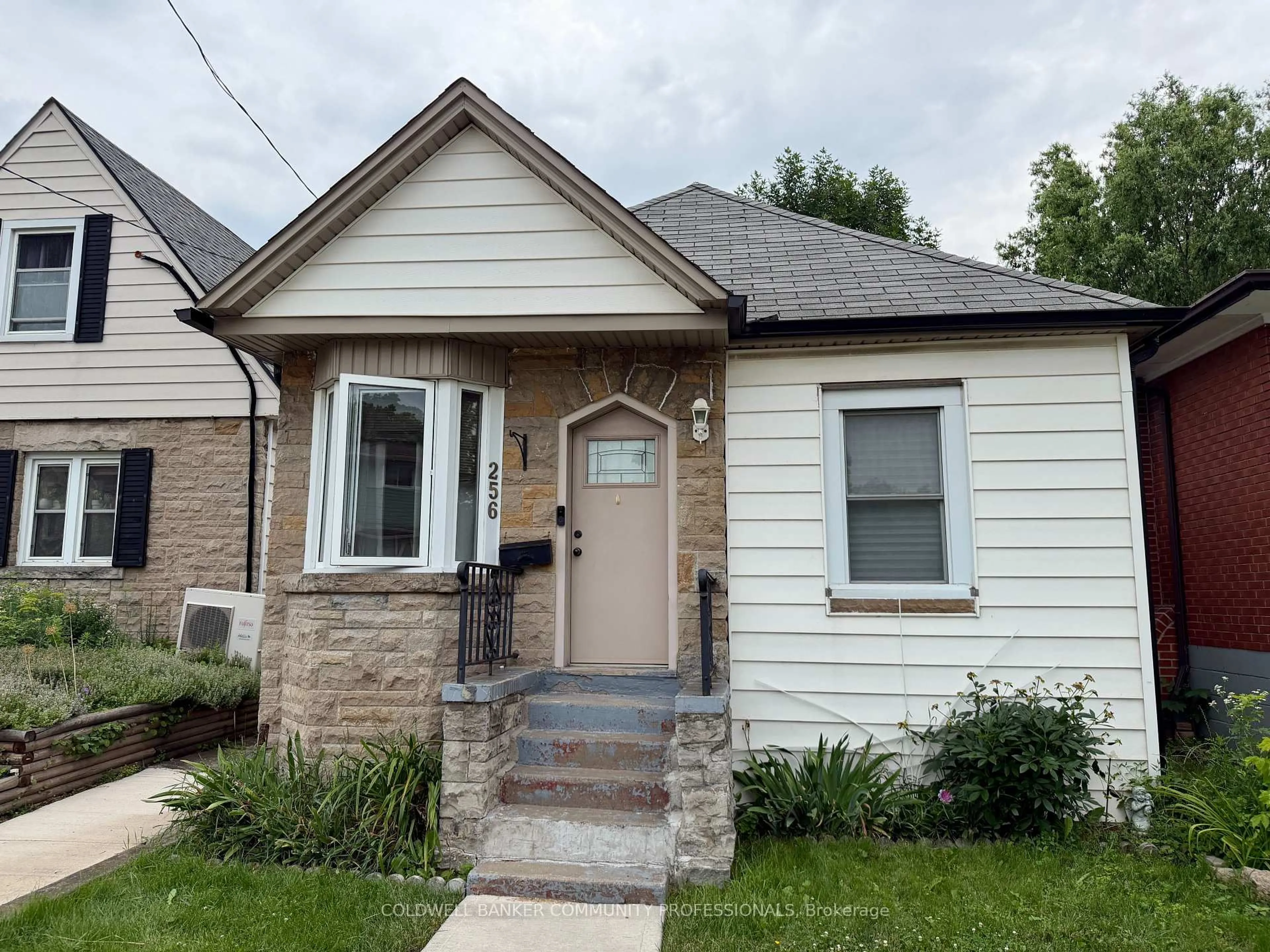 Home with brick exterior material, street for 256 Fairfield Ave, Hamilton Ontario L8H 5H6