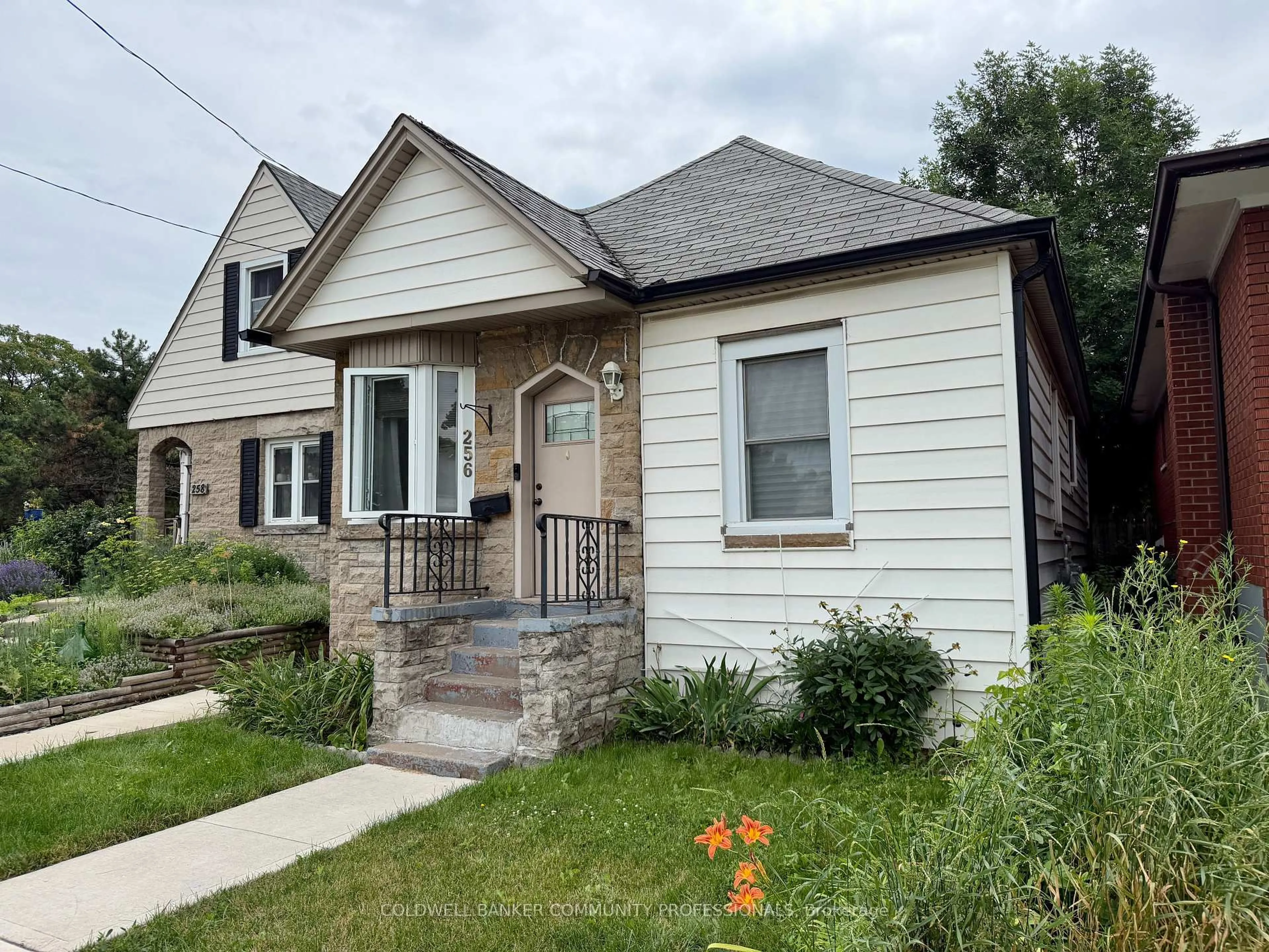 Home with brick exterior material, street for 256 Fairfield Ave, Hamilton Ontario L8H 5H6