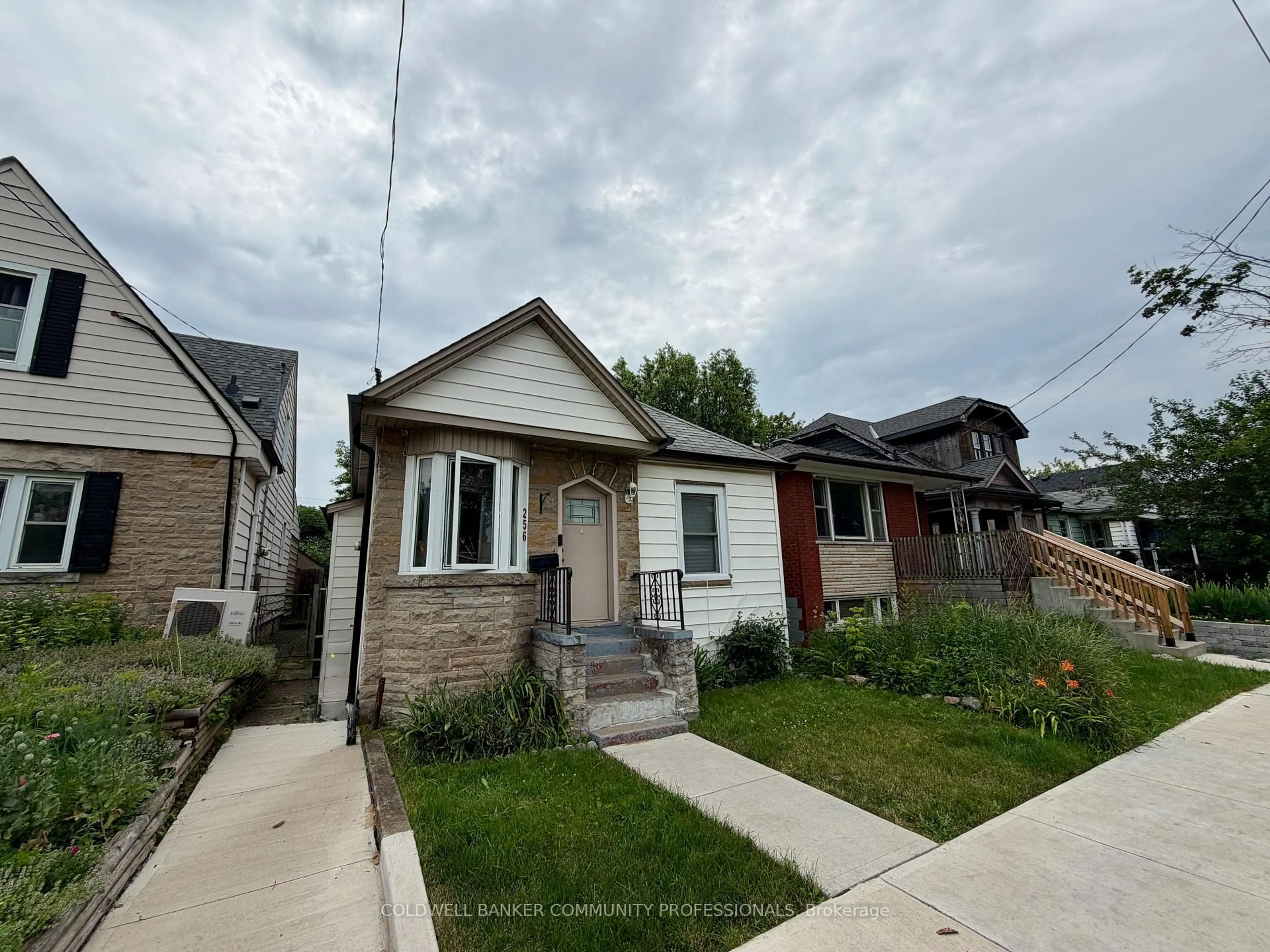 Home with brick exterior material, street for 256 Fairfield Ave, Hamilton Ontario L8H 5H6