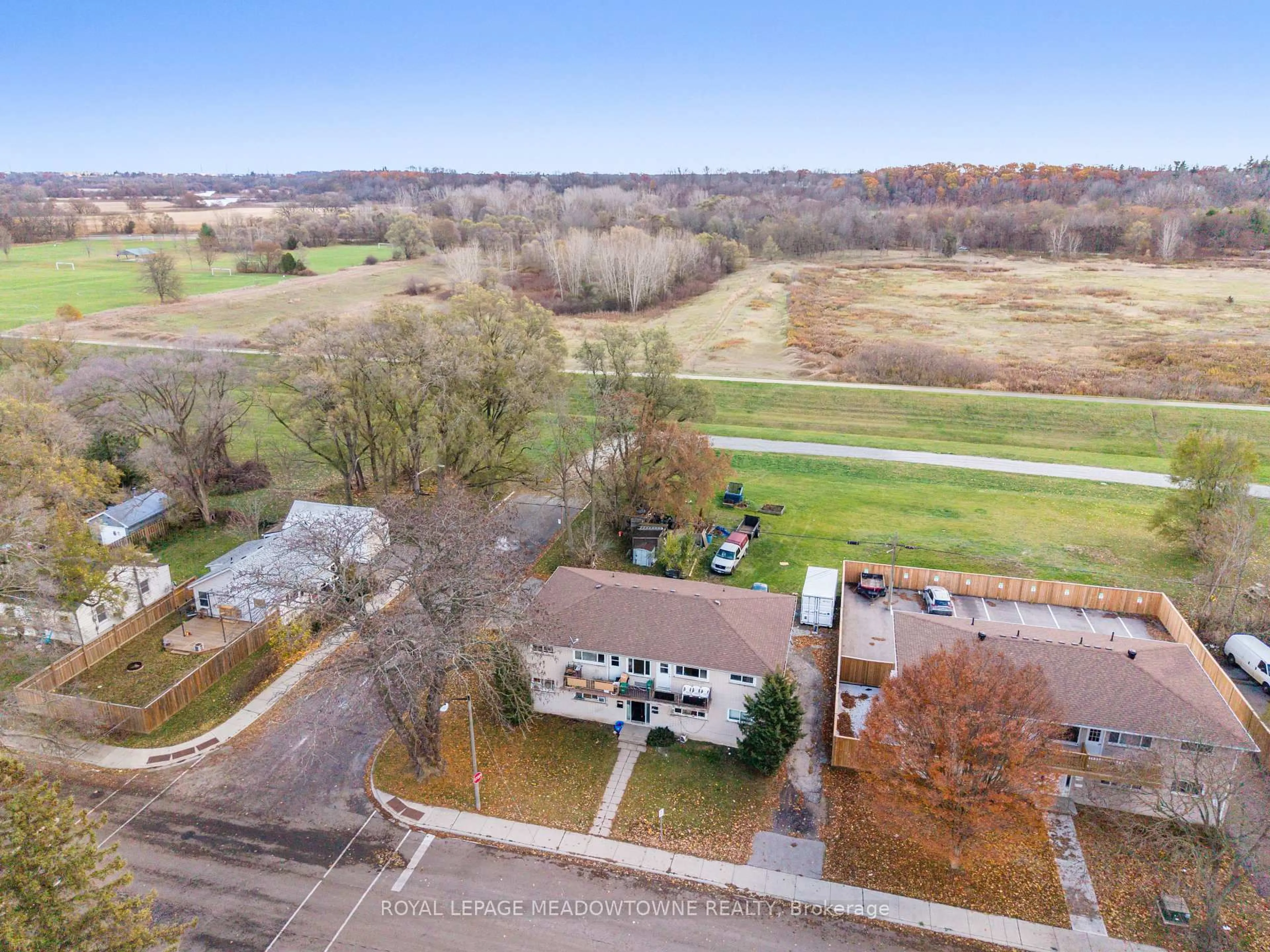 A pic from outside/outdoor area/front of a property/back of a property/a pic from drone, unknown for 94 Sixth Ave, Brantford Ontario N3S 1B2