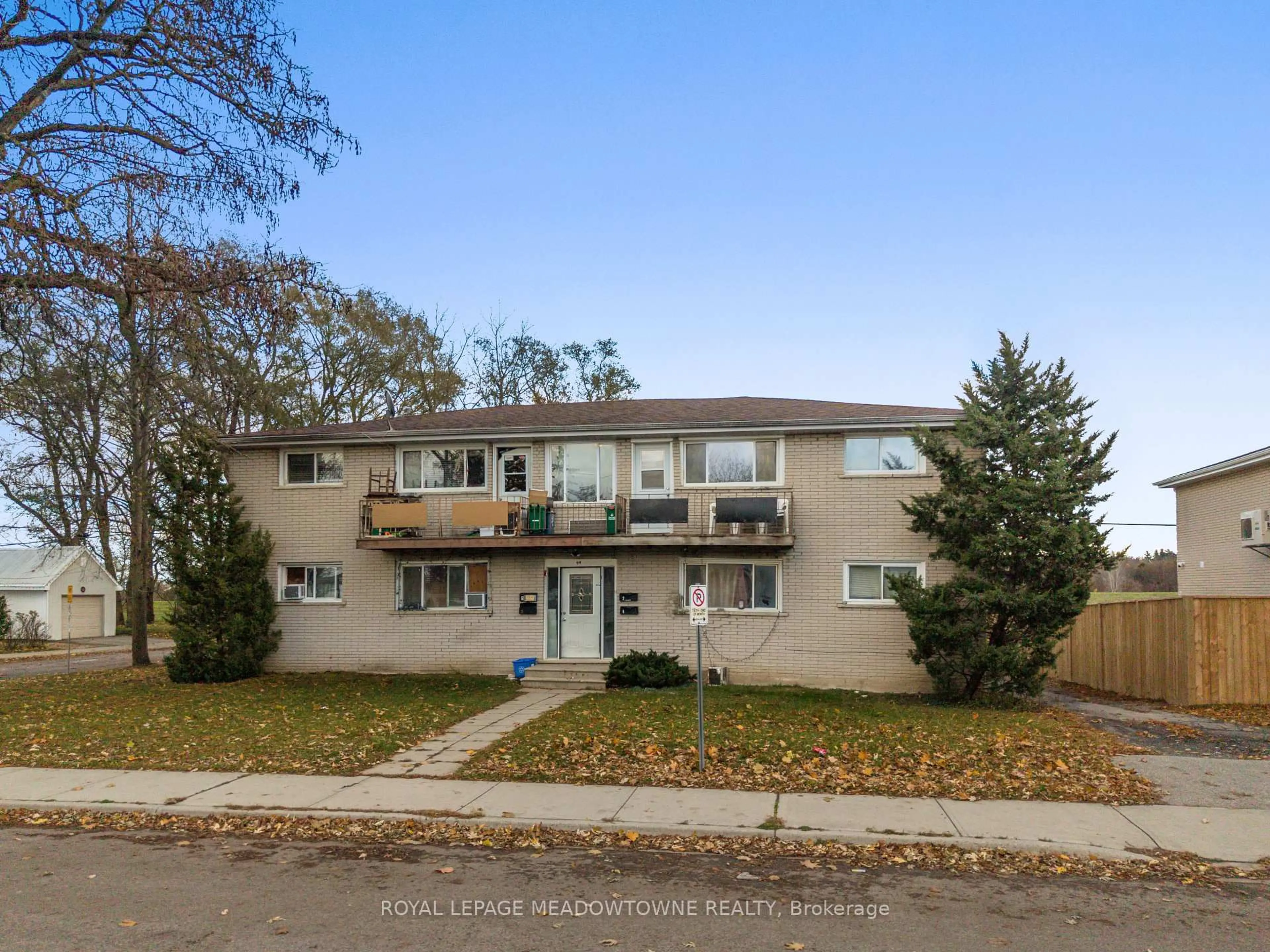 A pic from outside/outdoor area/front of a property/back of a property/a pic from drone, unknown for 94 Sixth Ave, Brantford Ontario N3S 1B2