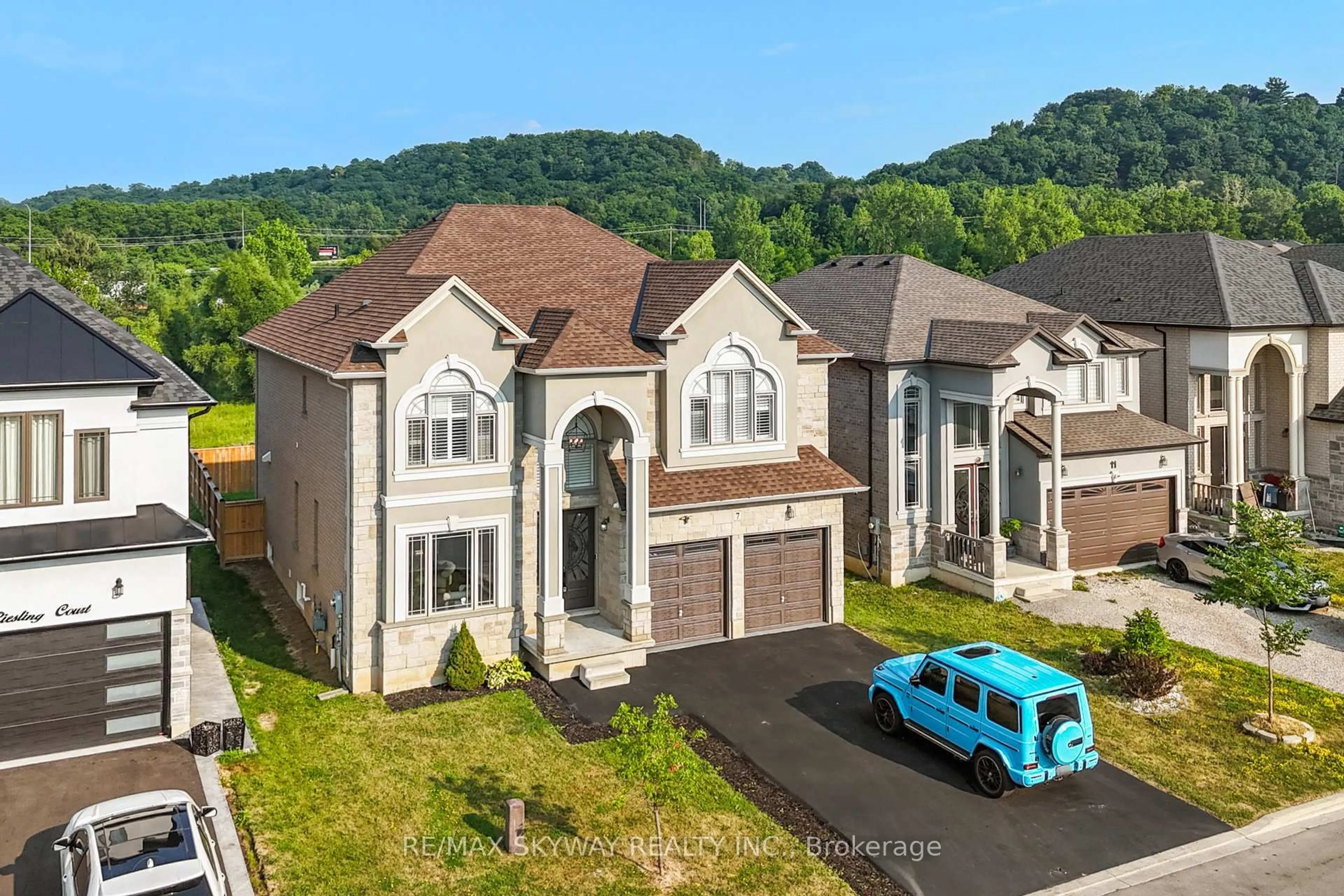 A pic from outside/outdoor area/front of a property/back of a property/a pic from drone, mountain view for 7 Riesling Crt, Hamilton Ontario L8G 0B4
