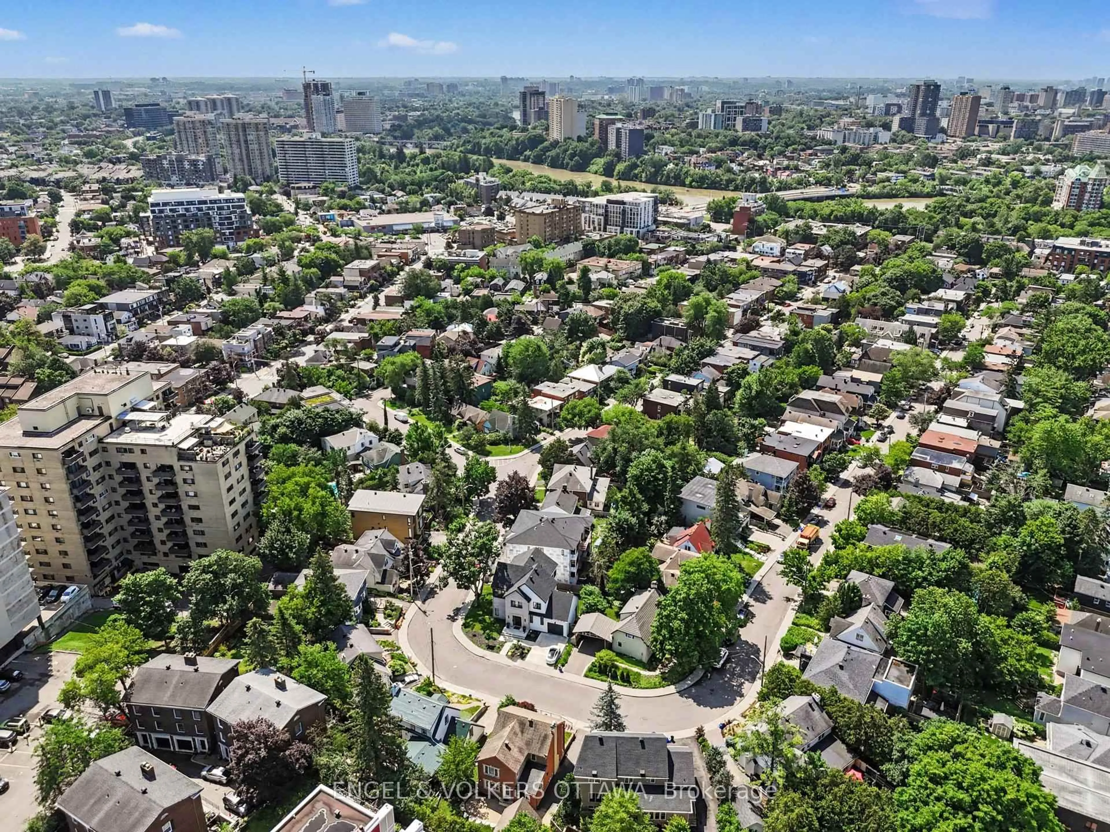 A pic from outside/outdoor area/front of a property/back of a property/a pic from drone, city buildings view from balcony for 101 Ivy Cres, Ottawa Ontario K1M 1Y1