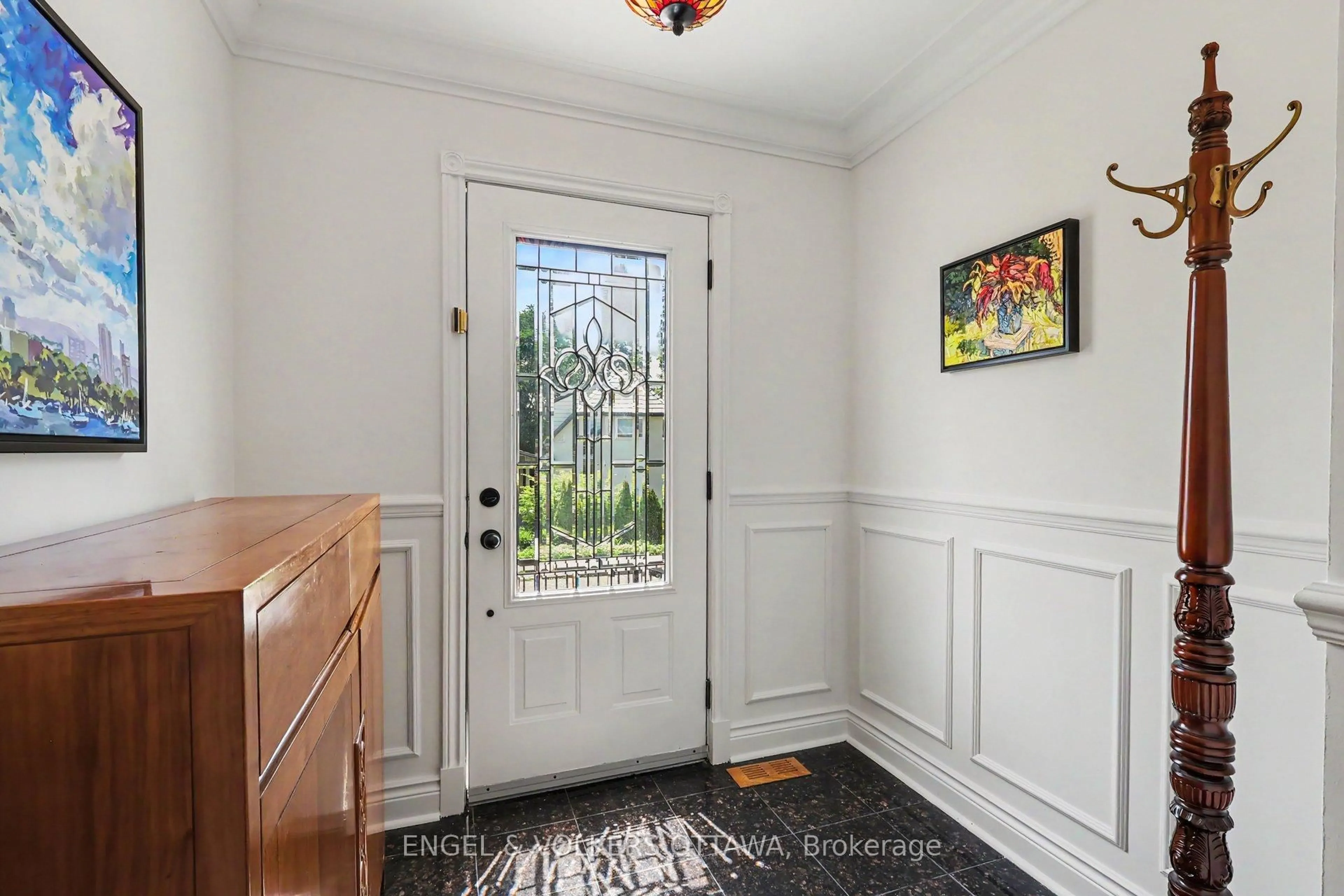 Indoor entryway for 101 Ivy Cres, Ottawa Ontario K1M 1Y1