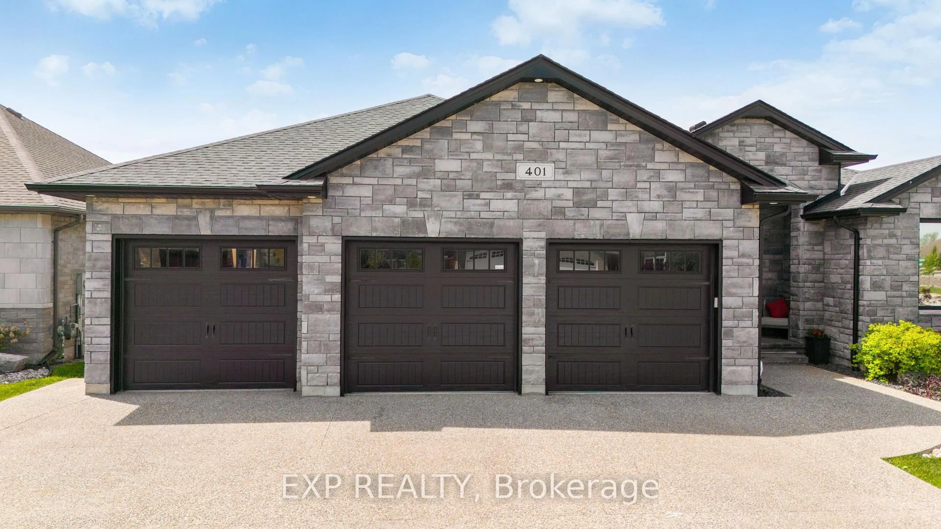 Indoor garage for 401 Rodriguez Dr, Sarnia Ontario N7W 0B1