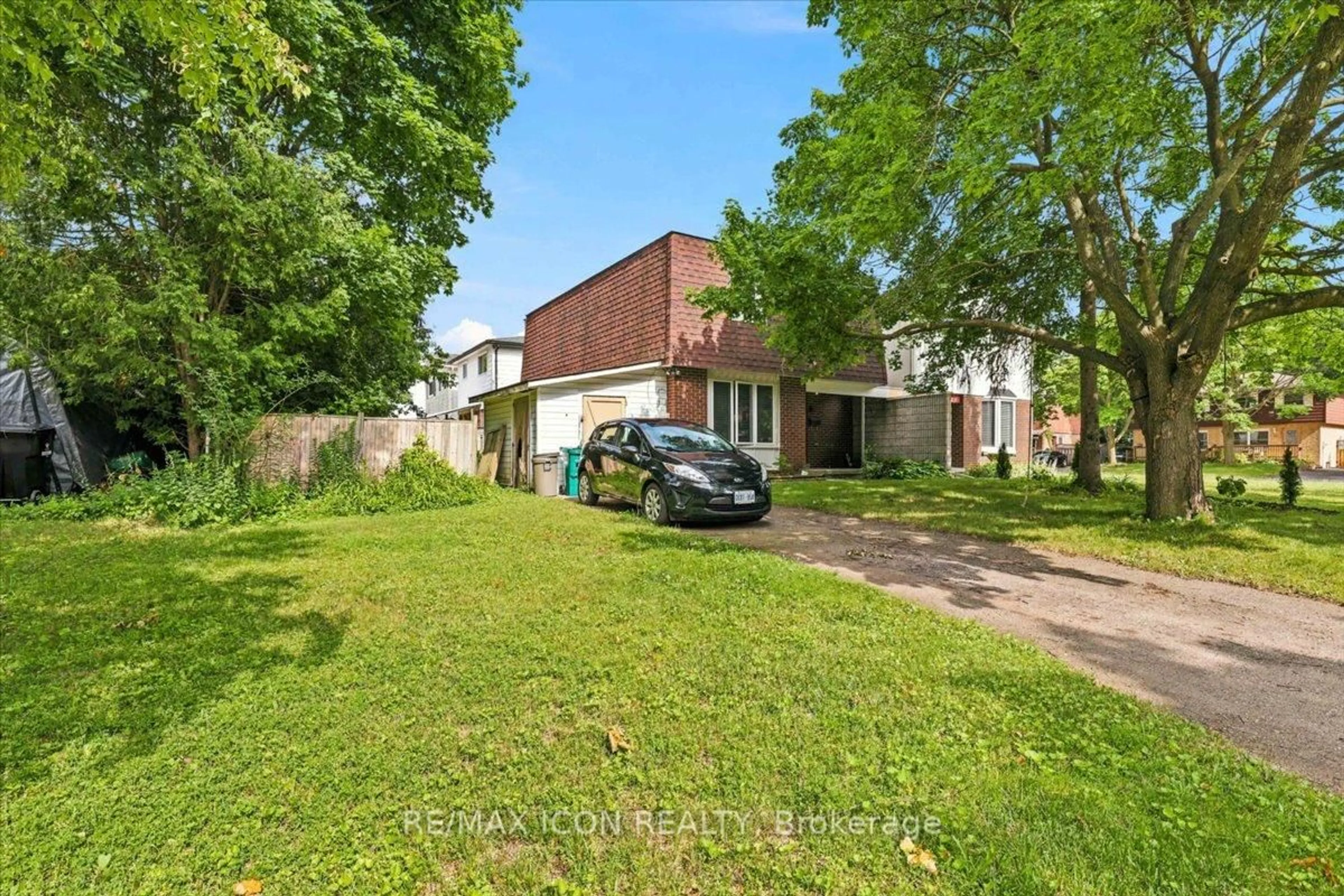 A pic from outside/outdoor area/front of a property/back of a property/a pic from drone, street for 6 Tamarack Crt, Cambridge Ontario N3C 3A8