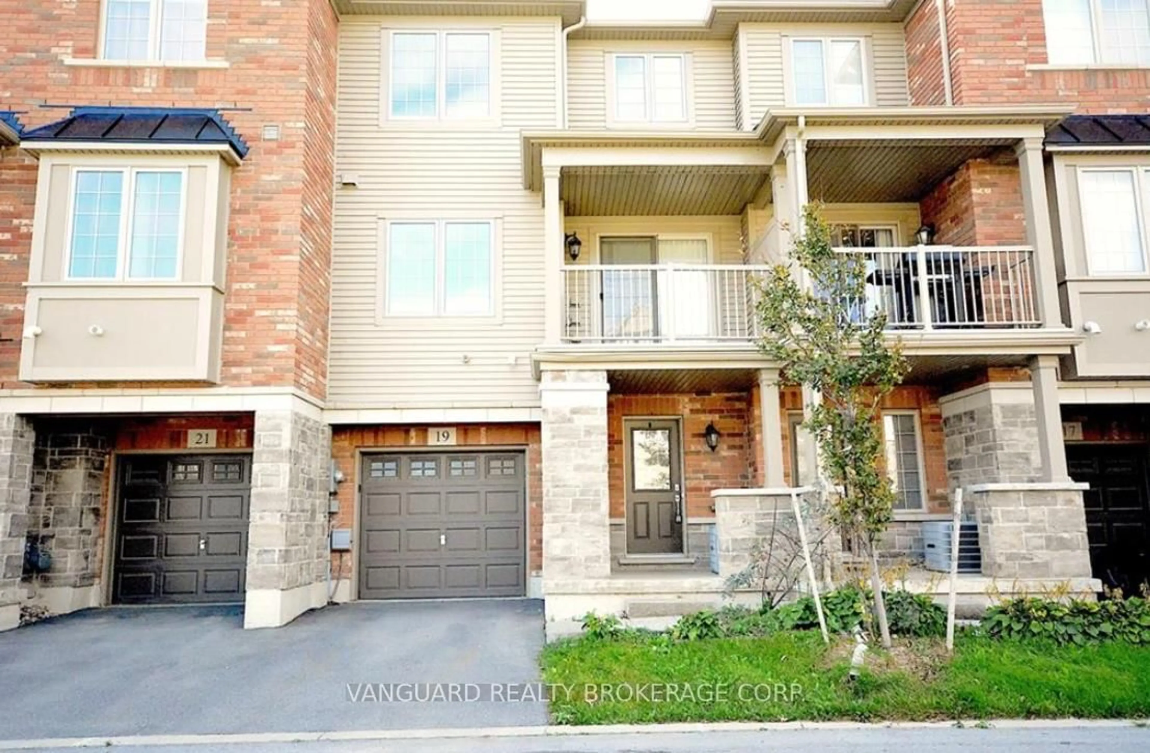 Home with brick exterior material, street for 515 Winston Rd #19, Grimsby Ontario L3M 0C8