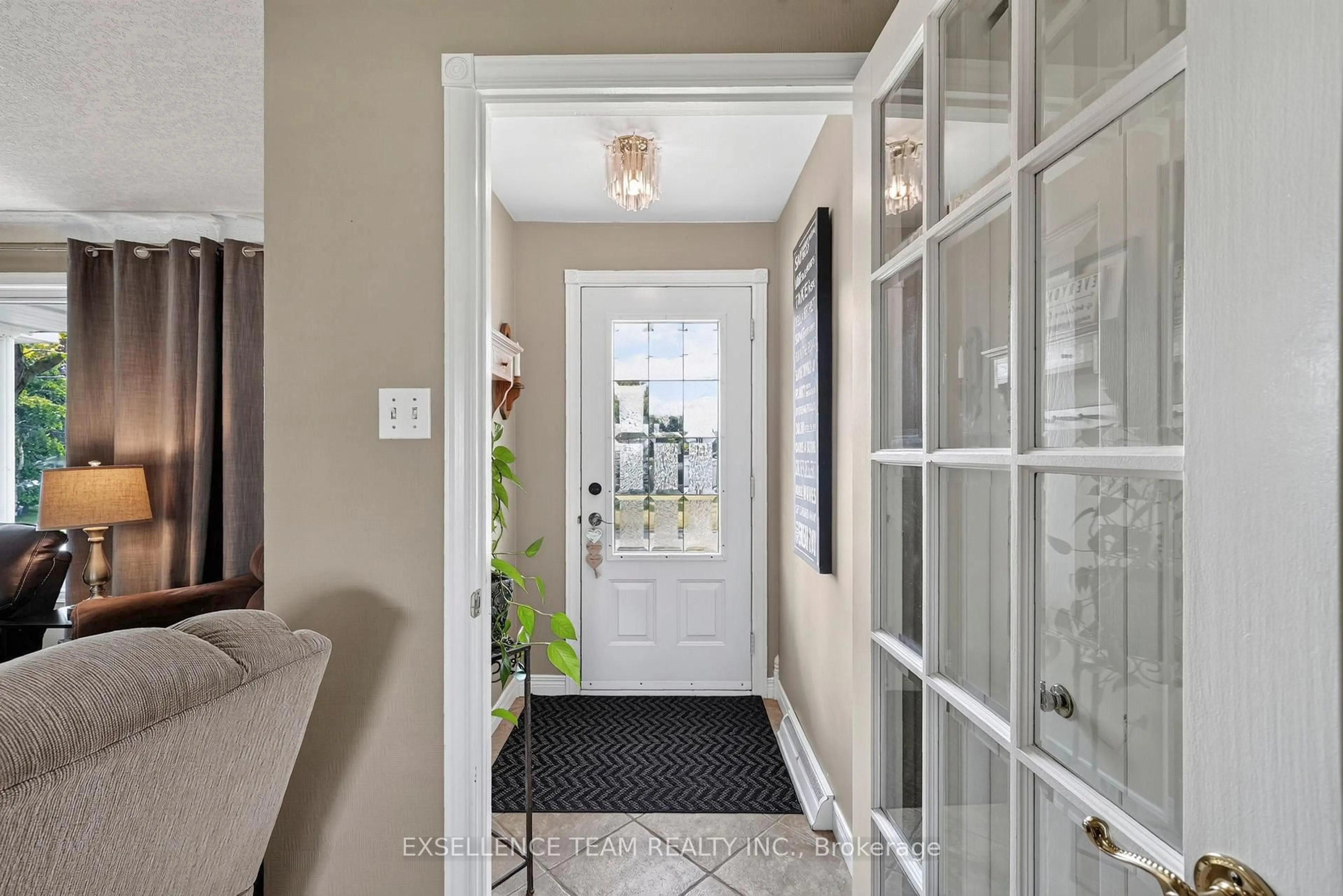 Indoor entryway for 1120 Lasalle Rd, Cornwall Ontario K6H 2W3