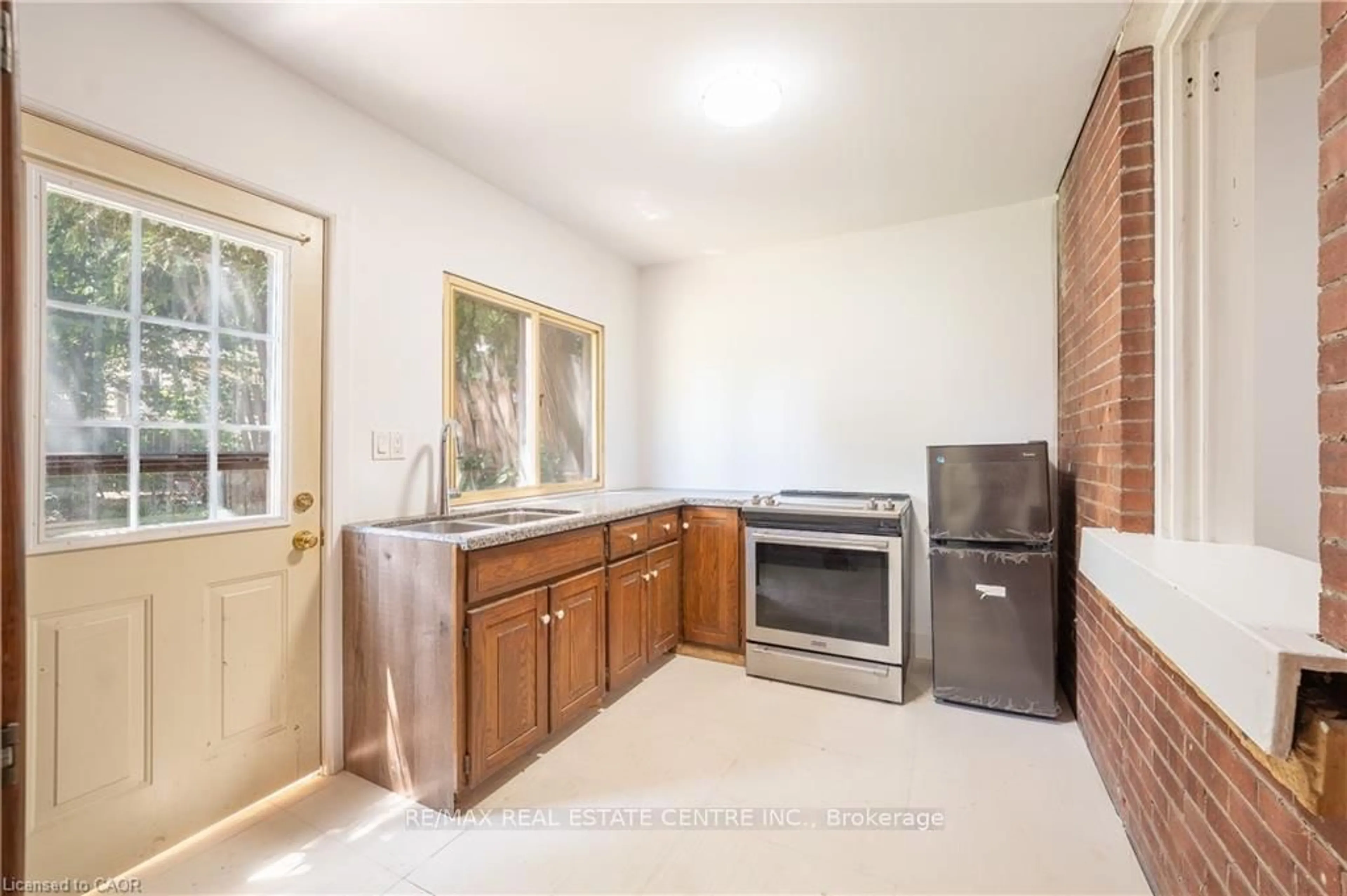 Standard kitchen, ceramic/tile floor for 1274 Barton St, Hamilton Ontario L8H 2W1