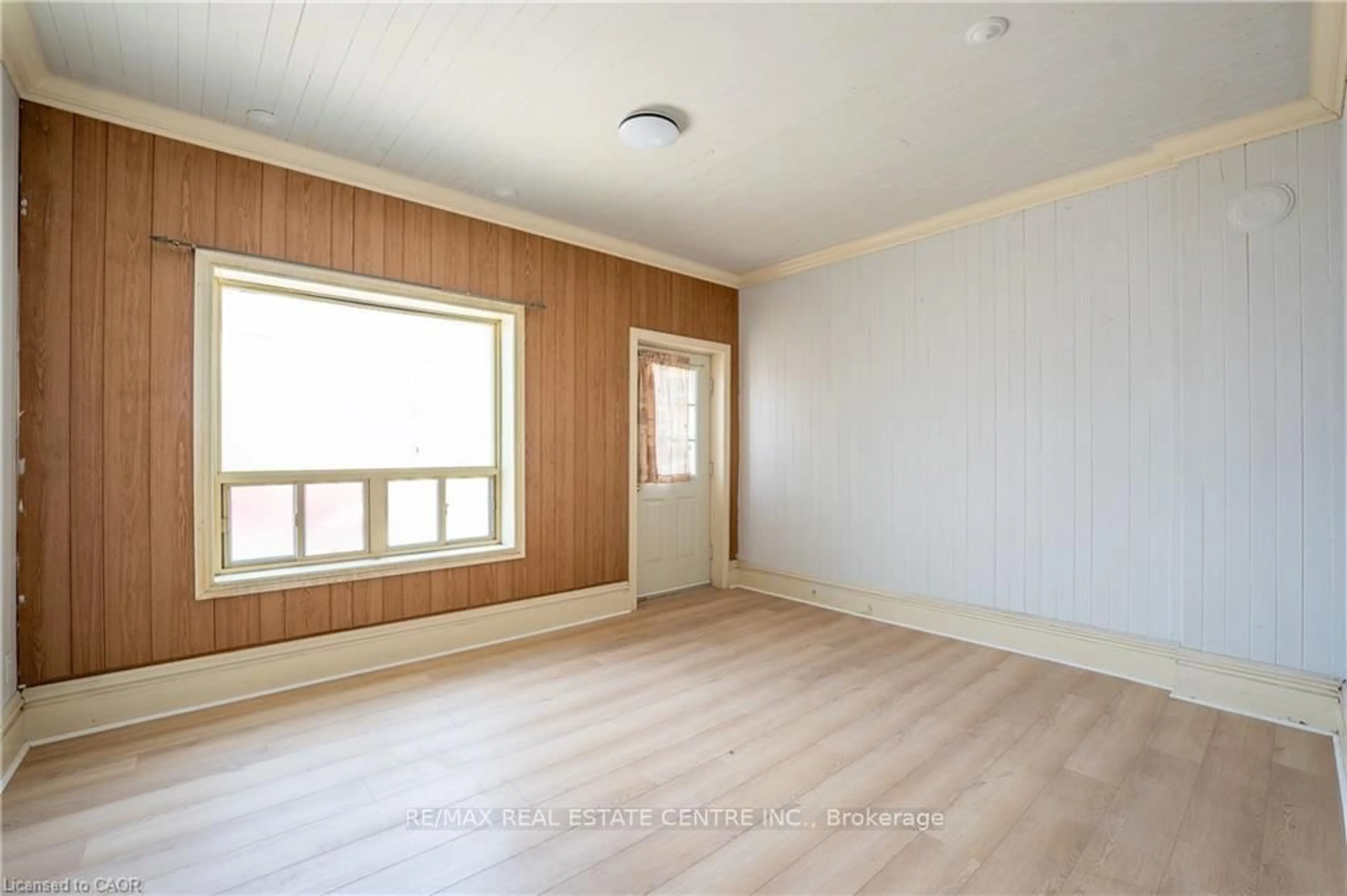 A pic of a room for 1274 Barton St, Hamilton Ontario L8H 2W1